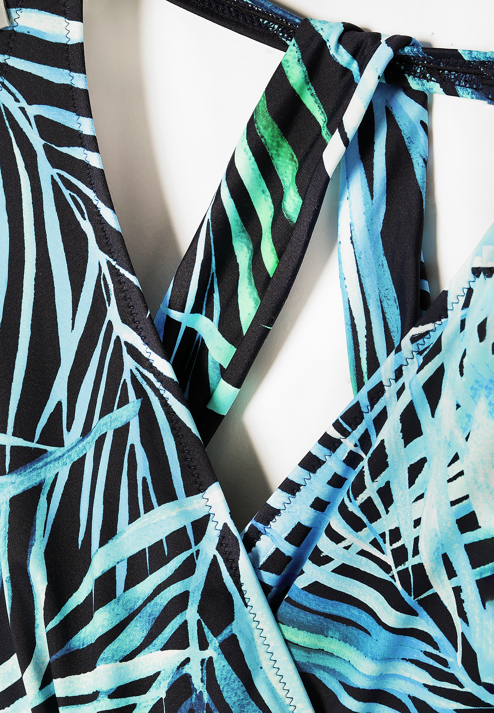 PLAVKY SO ZAVÄZOVANÍM NA KRKU MALIKI PLAVKY SO ZAVÄZOVANÍM NA KRKU MALIKI VIACFAREBNÝ 93685