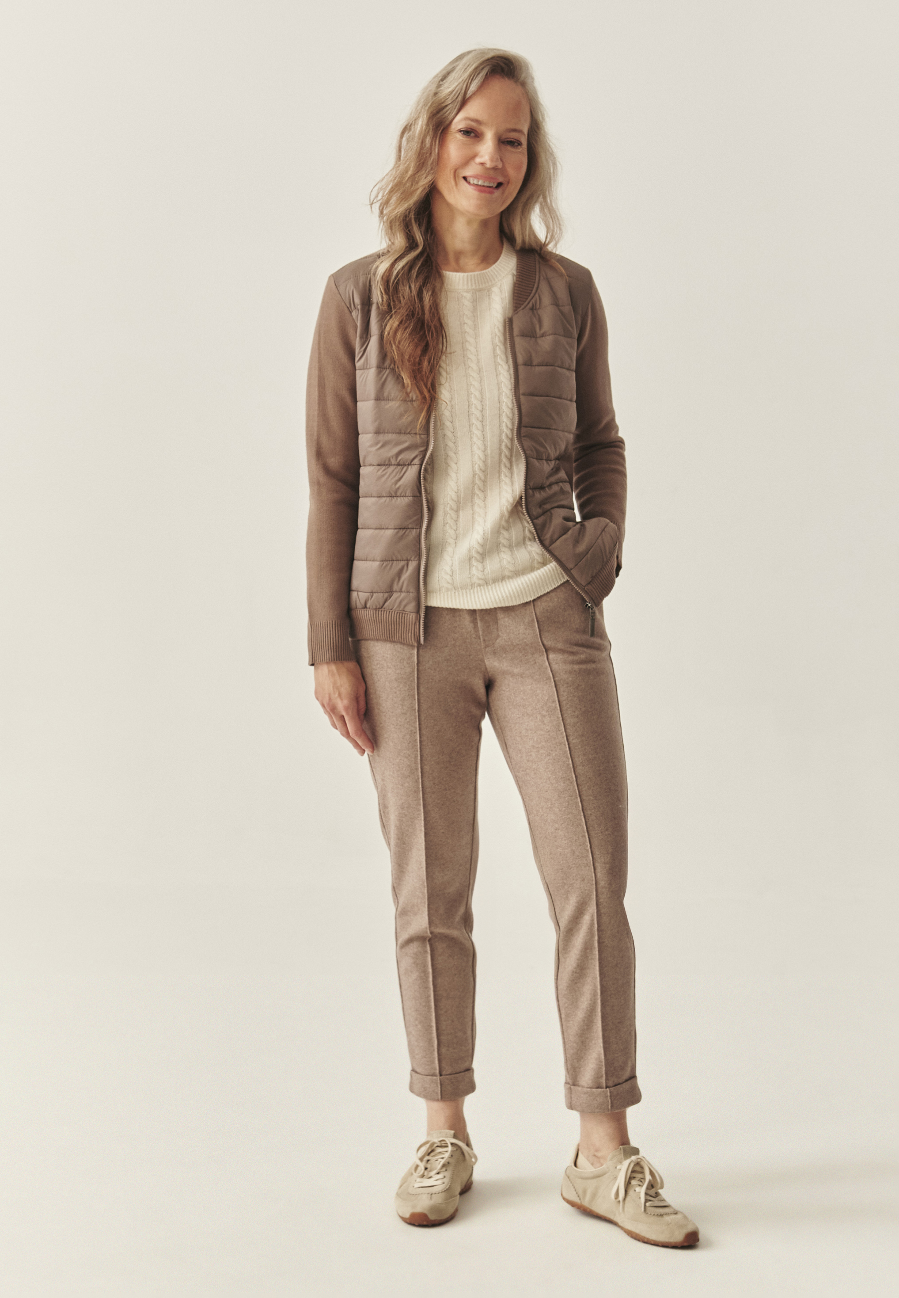 DÁMSKY SVETER S PREŠÍVANOU PREDNOU ČASŤOU – KADEKO 1 BÉŽOVÁ 2