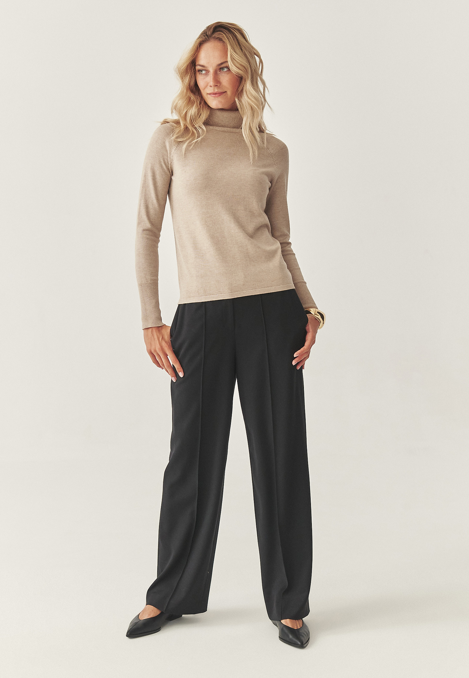 KLASSZIKUS TURTLENECK PULÓVER - NEKOKI KLASSZIKUS TURTLENECK PULÓVER - NEKOKI BÉZS 115139
