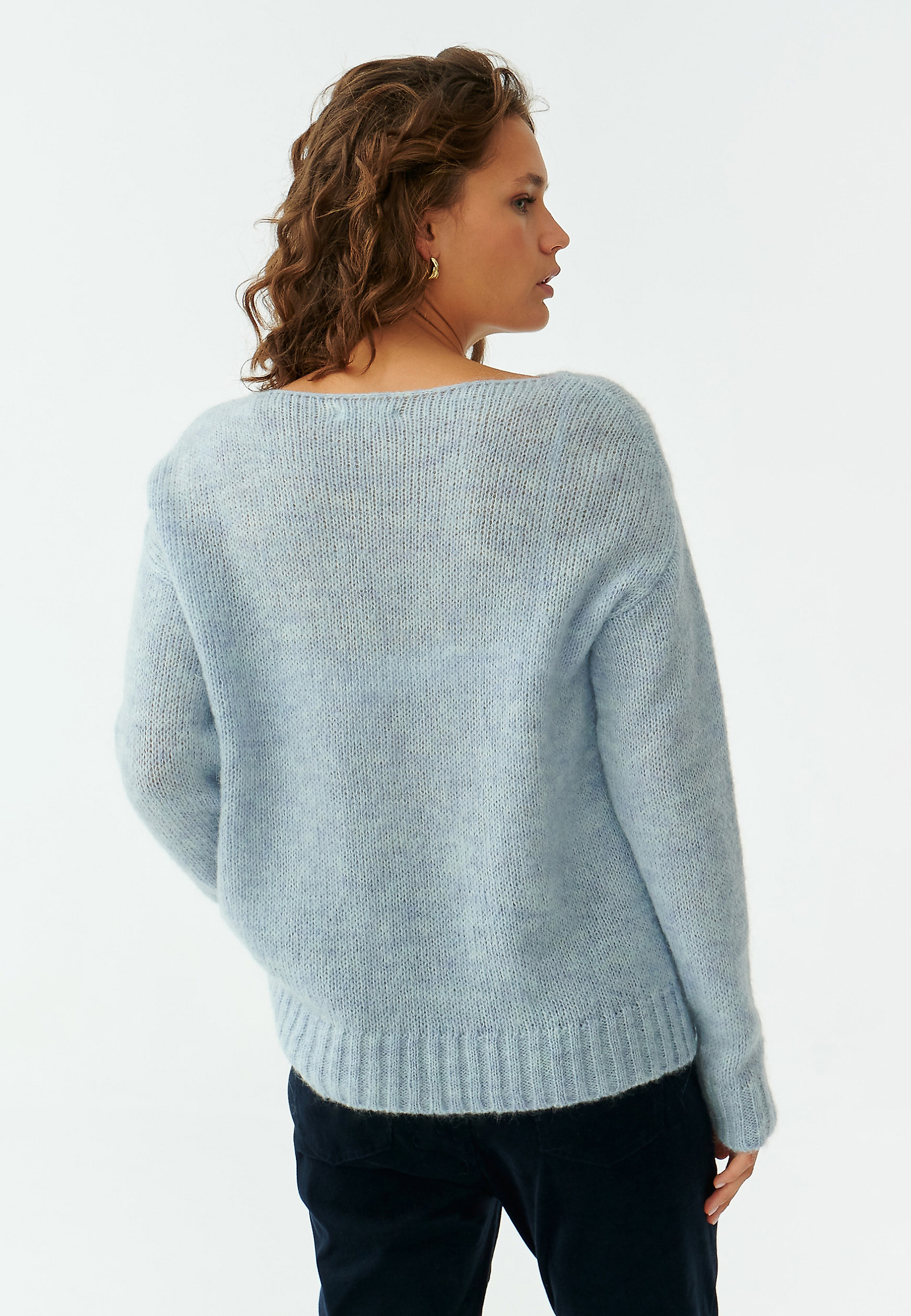 SWOBODNY SWETER DAMSKI Z DEKOLTEM W ŁÓDKĘ FLUFKO SWOBODNY SWETER DAMSKI Z DEKOLTEM W ŁÓDKĘ FLUFKO NIEBIESKI 92275