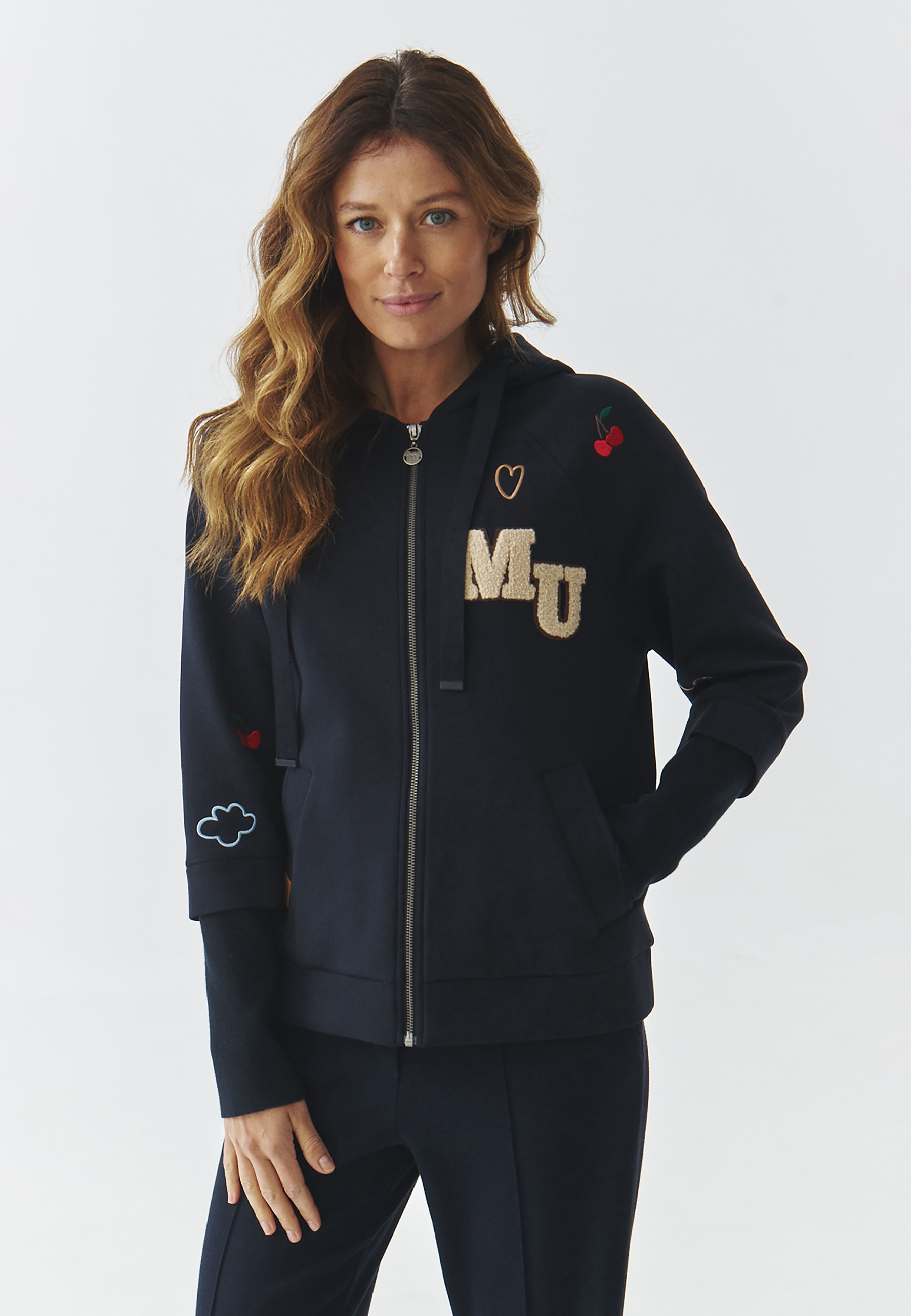 DÁMSKA ÚPLETOVÁ MIKINA NA ZIPS A S NÁŠIVKAMI A MOTÍVOM MACKA UŠKA – ENRIKA