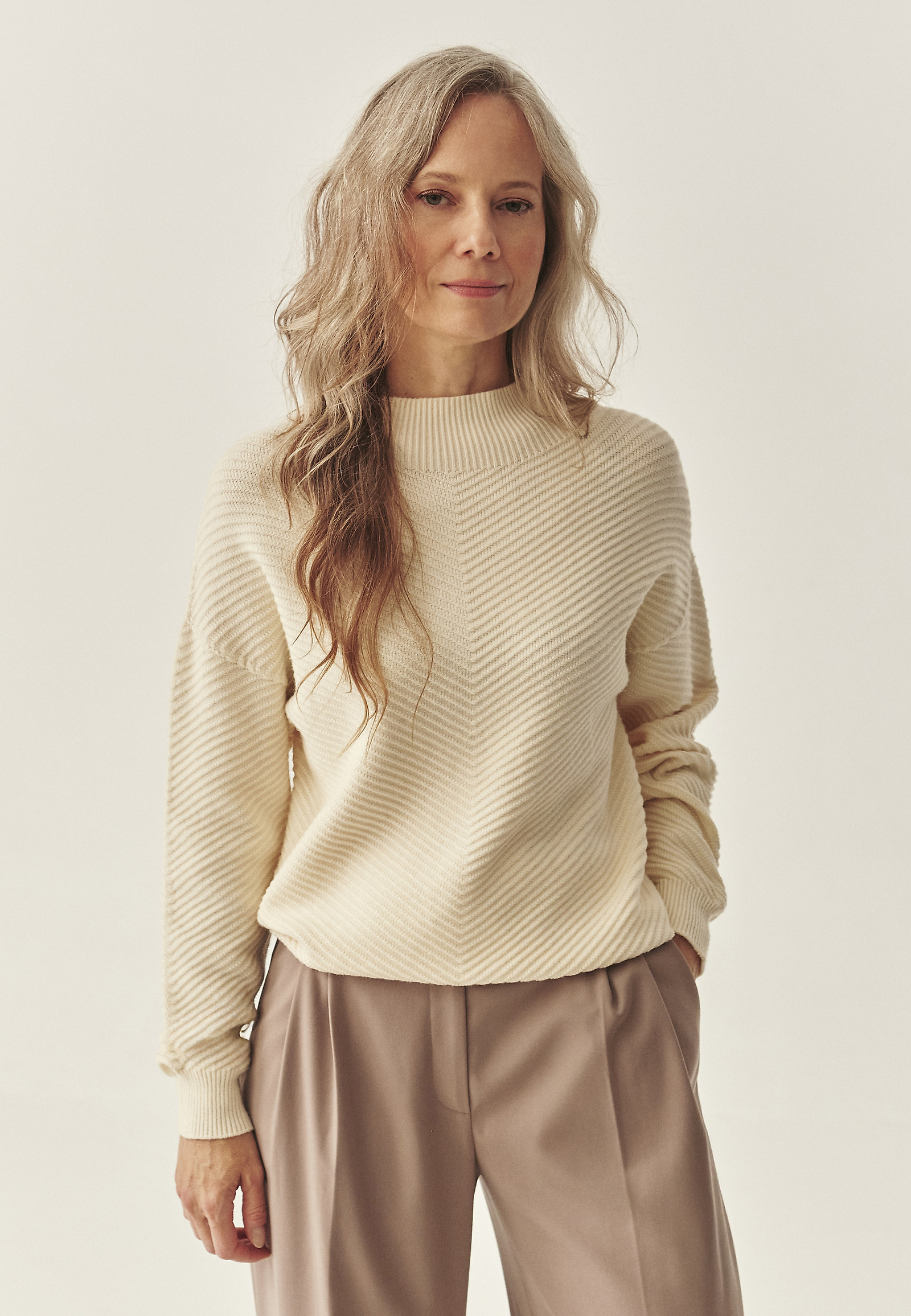 CASUALOWY SWETER Z PÓŁGOLFEM - IRISA CASUALOWY SWETER Z PÓŁGOLFEM - IRISA BEŻOWY 117499