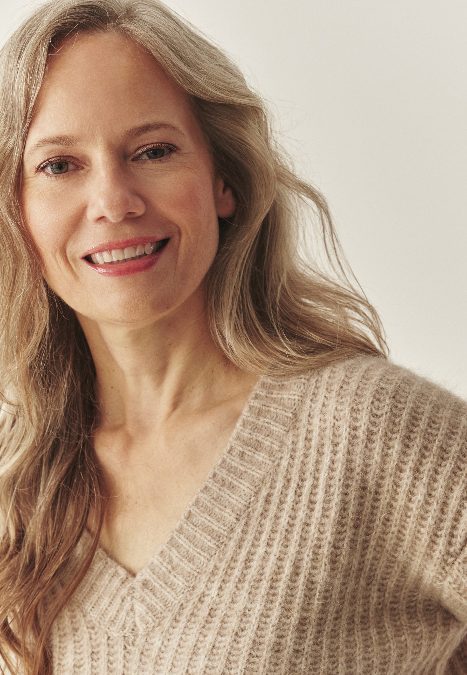 PULOVER DE DAMĂ, CU DECOLTEU ÎN FORMA LITEREI „V” — ASPEN BEJ 2