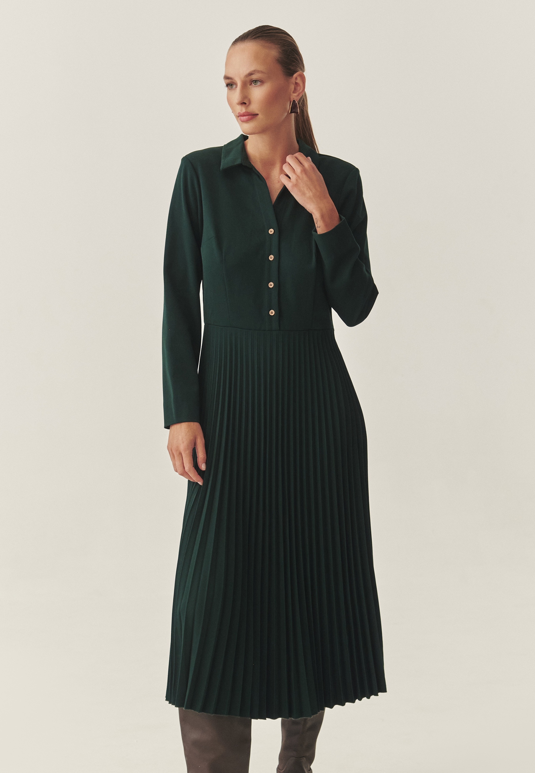 OBLEKA IZ BLAGA Z OVRATNIKOM IN NAGUBANIM SPODNJIM DELOM - NOKA ZELENA 2