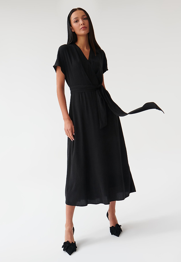 PLÁTĚNÉ ŠATY SE ZAVAZOVÁNÍM WANESSA PLÁTĚNÉ ŠATY SE ZAVAZOVÁNÍM WANESSA ČERNÁ 1