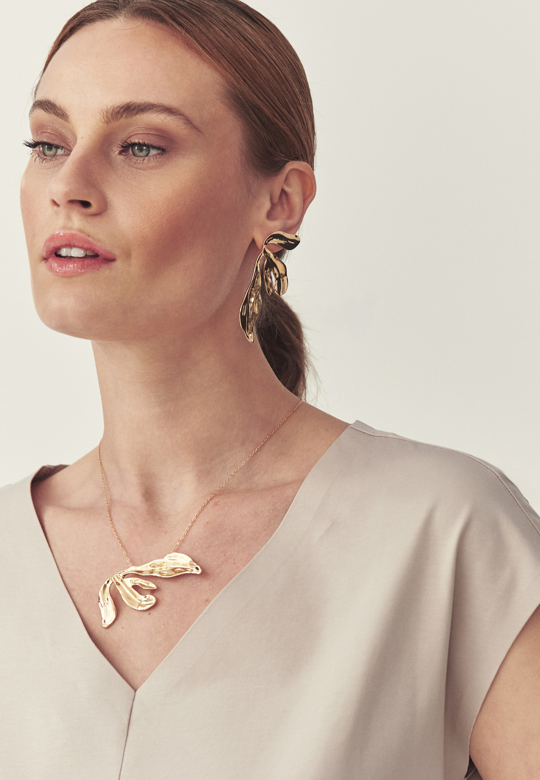 NASZYJNIK Z ROŚLINNYM MOTYWEM - AMI ZŁOTY 2