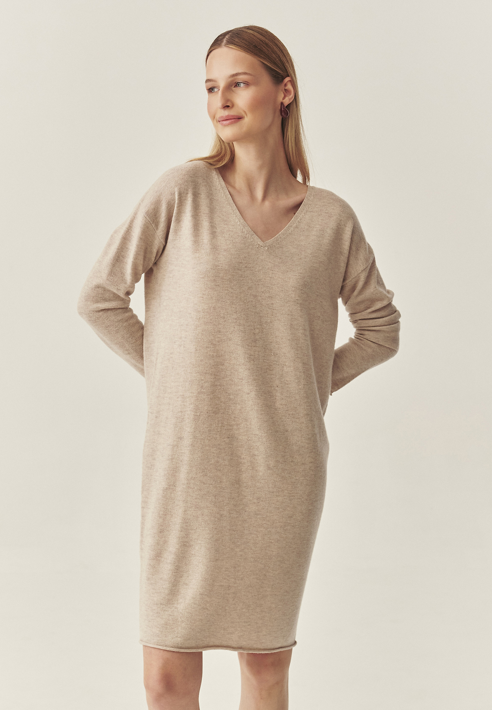 DZIANINOWA SUKIENKA O LUŹNYM KROJU - HOPE DZIANINOWA SUKIENKA O LUŹNYM KROJU - HOPE BEŻOWY 118033