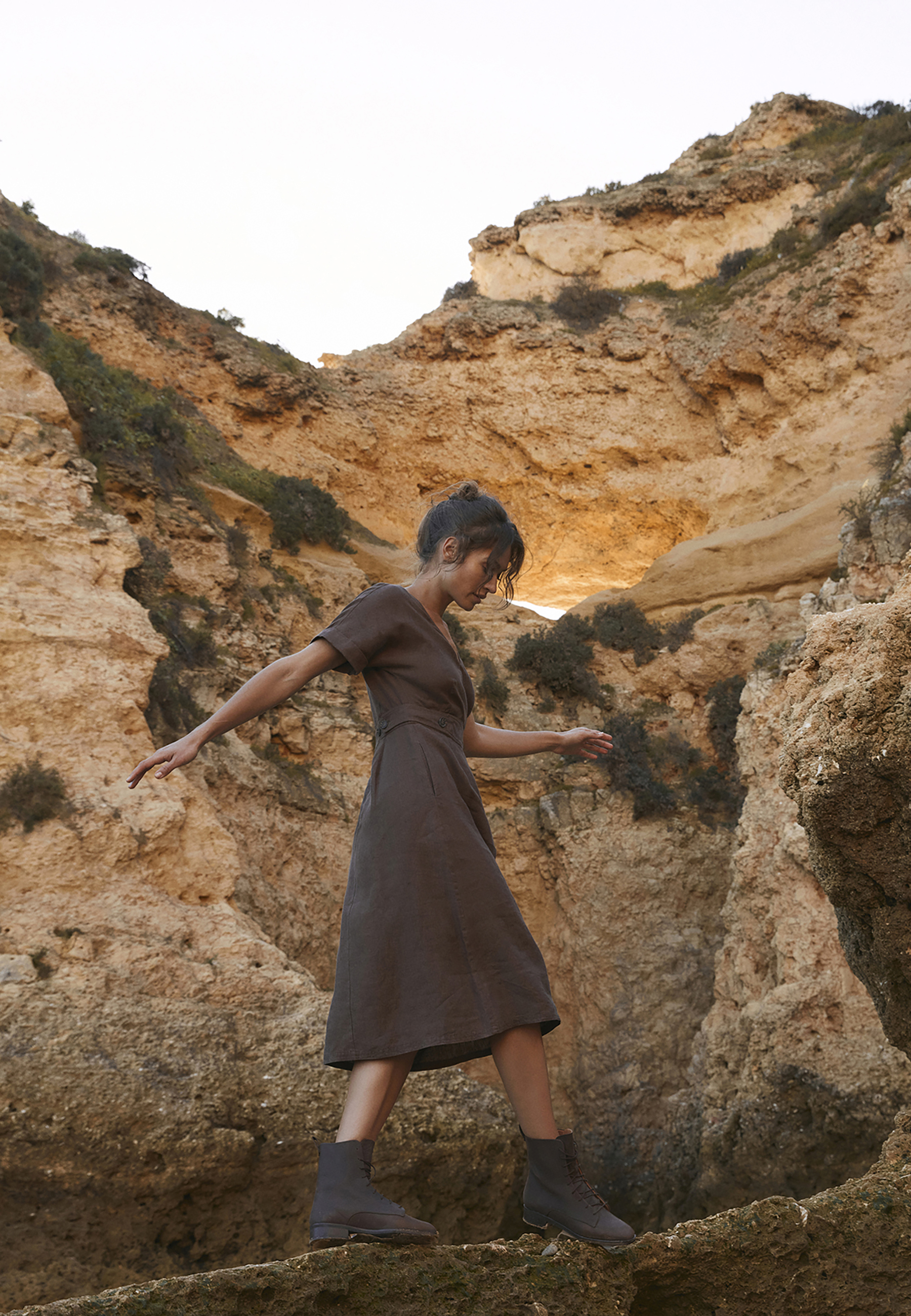 LNIANA MIDI SUKIENKA Z KRÓTKIM RĘKAWEM - ZERKINA