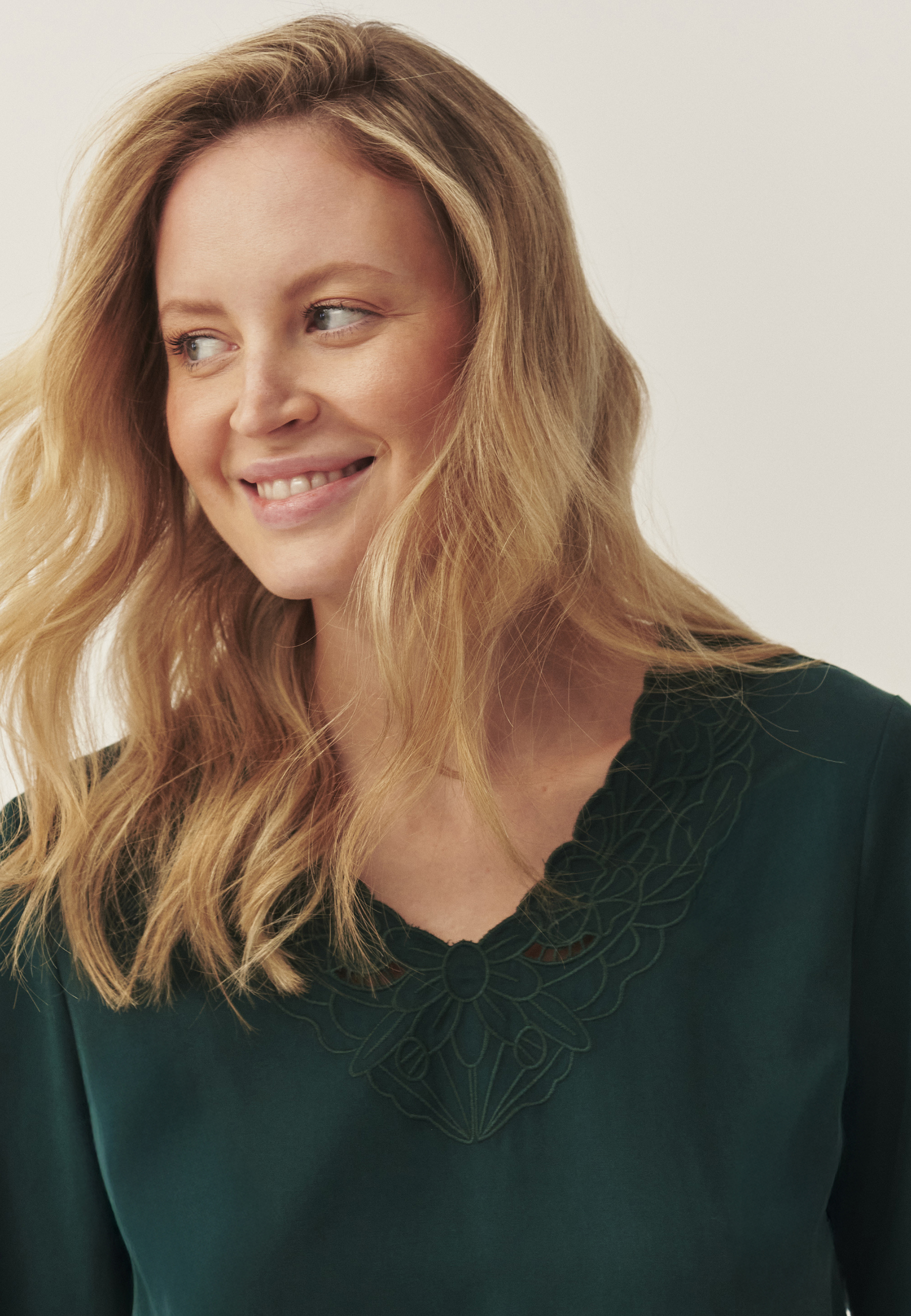 LADIES' WOVEN BLOUSE WITH A SWEETHEART NECKLINE AND LACE EMBELLISHMENT — EMBRO

 GREEN 2