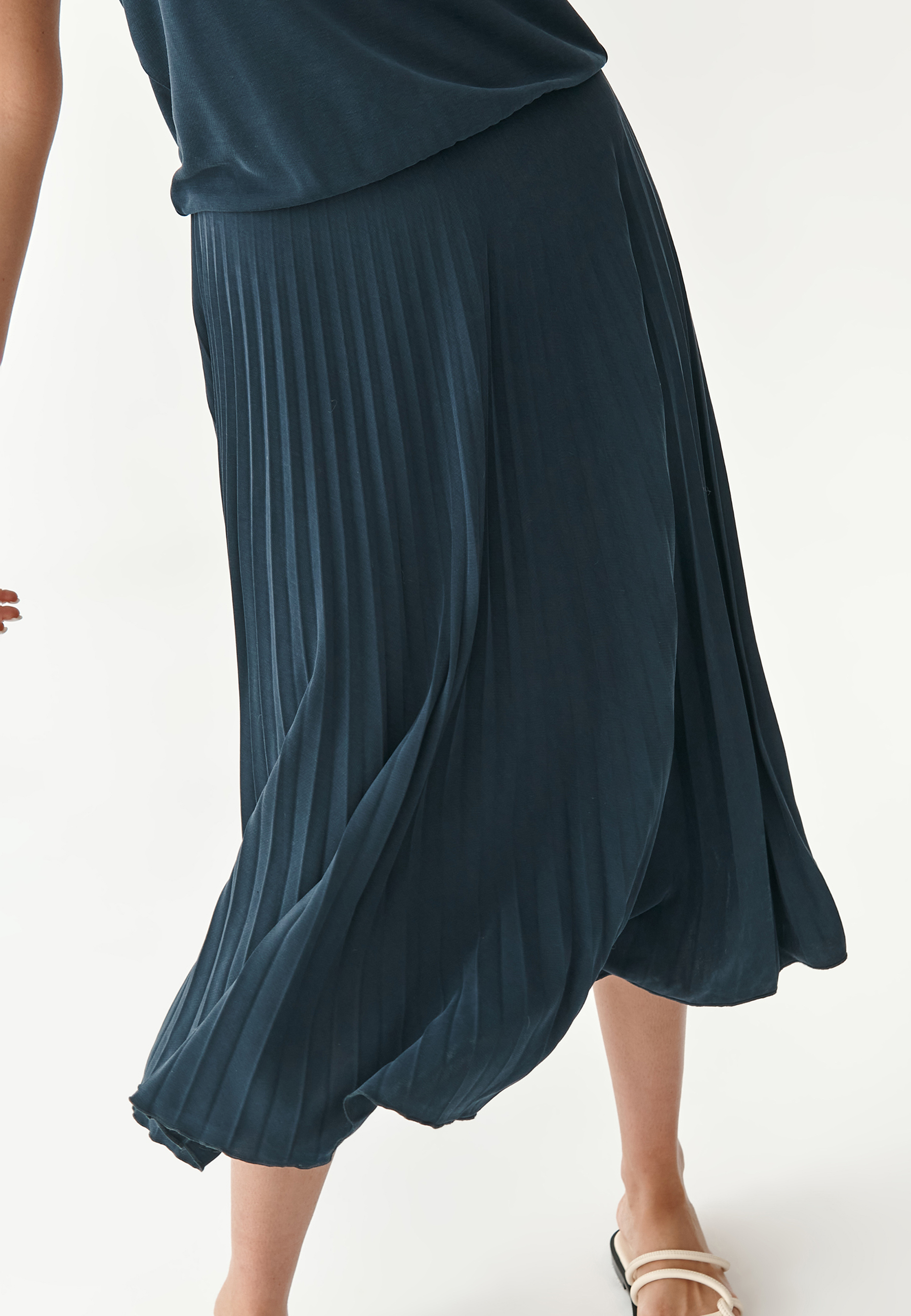 SUKIENKA DAMSKA Z PLISAMI JAKOMANE GRANATOWY 2