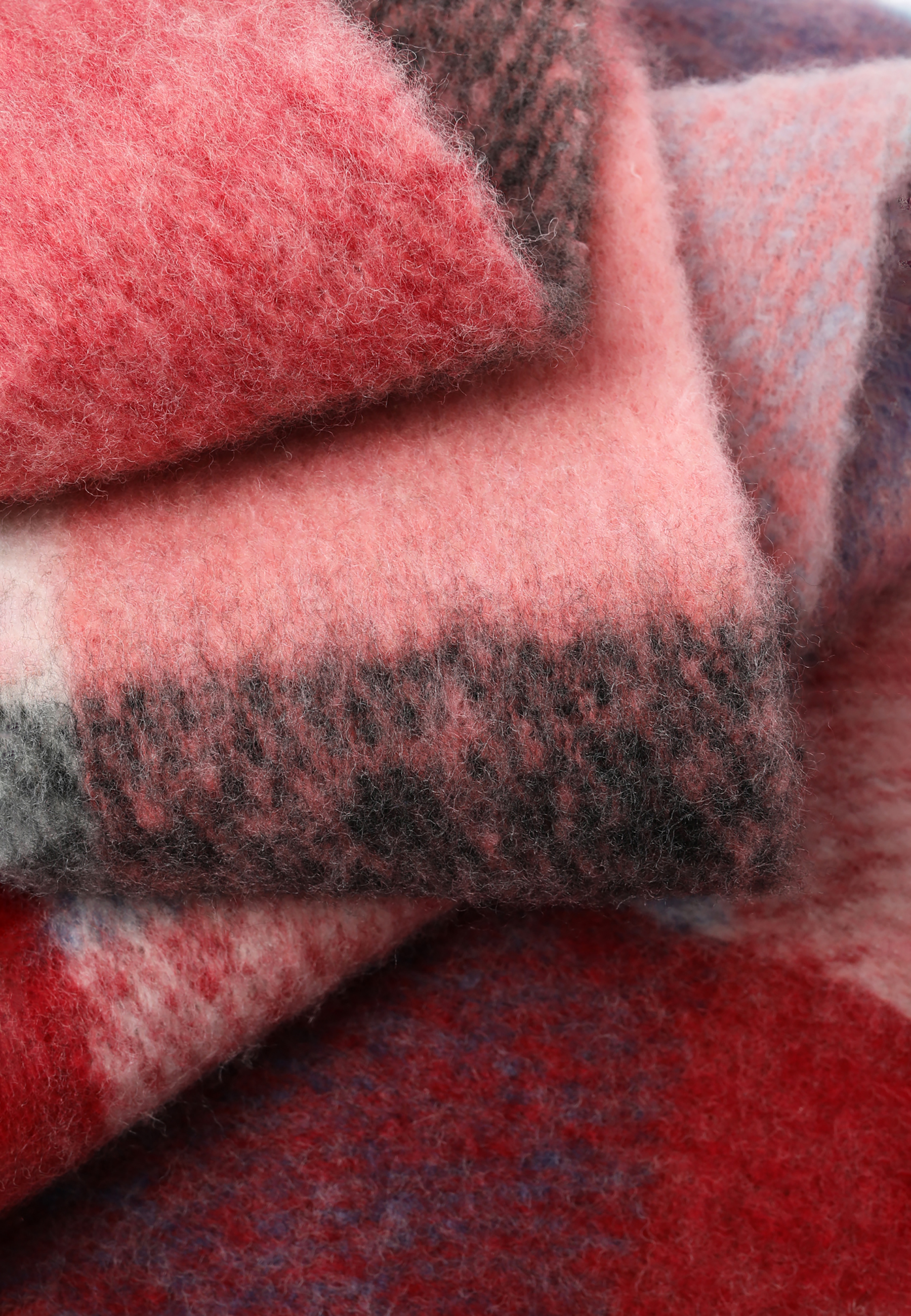 SZALIK DAMSKI W OBSZERNĄ KRATĘ Z PRZYPINKĄ Z PODOBIZNĄ MISIA USZATKA — PIRA MULTIKOLOR 2