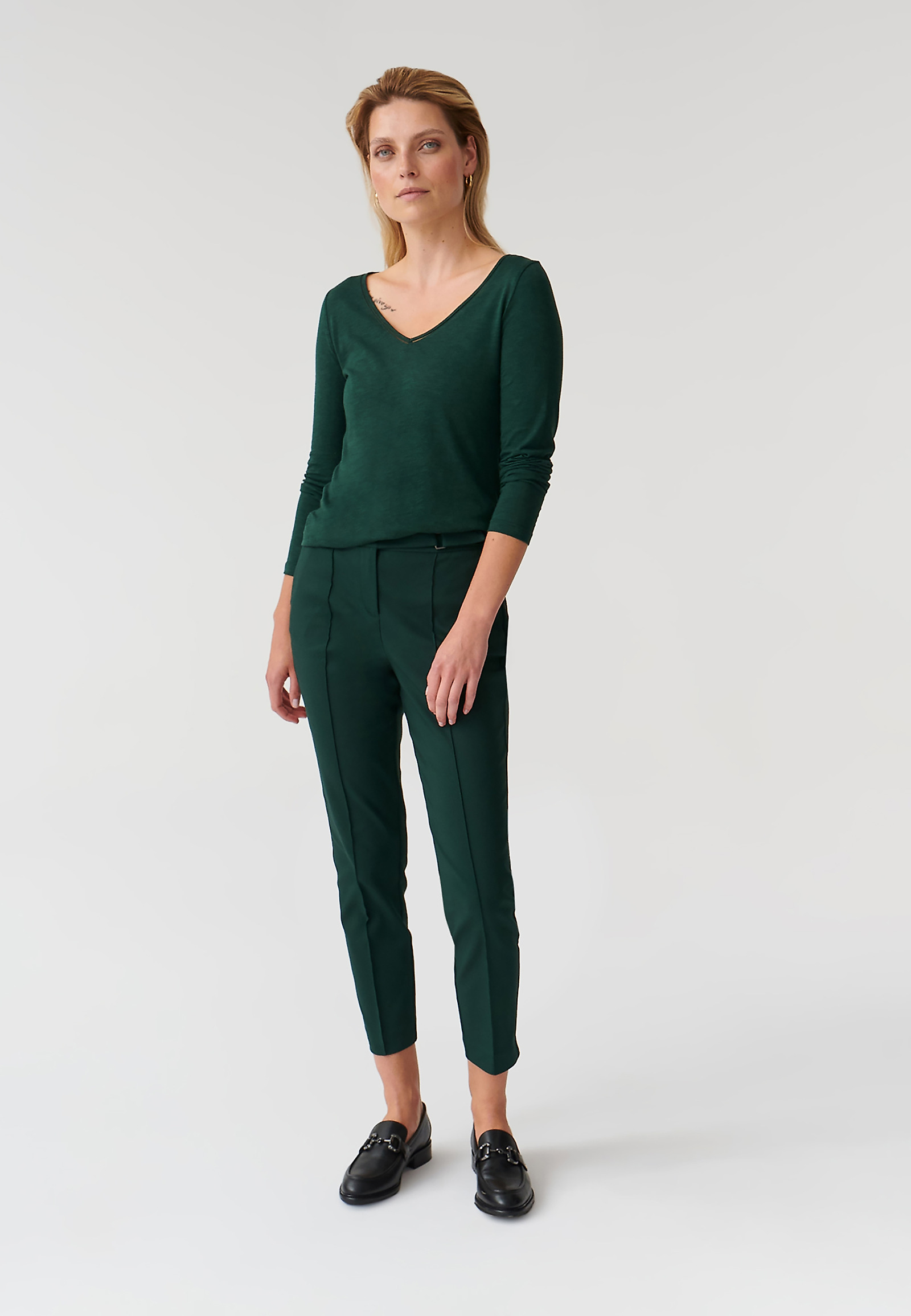 LADIES’ TROUSERS WITH DECORATIVE BUCKLE JAKINA 1 LADIES’ TROUSERS WITH DECORATIVE BUCKLE JAKINA 1 GREEN 90542