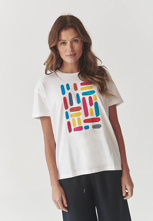 SWOBODNY T-SHIRT DAMSKI Z MIEJSCOWYM NADRUKIEM I KORALIKAMI - MALATI SWOBODNY T-SHIRT DAMSKI Z MIEJSCOWYM NADRUKIEM I KORALIKAMI - MALATI BIAŁY 1