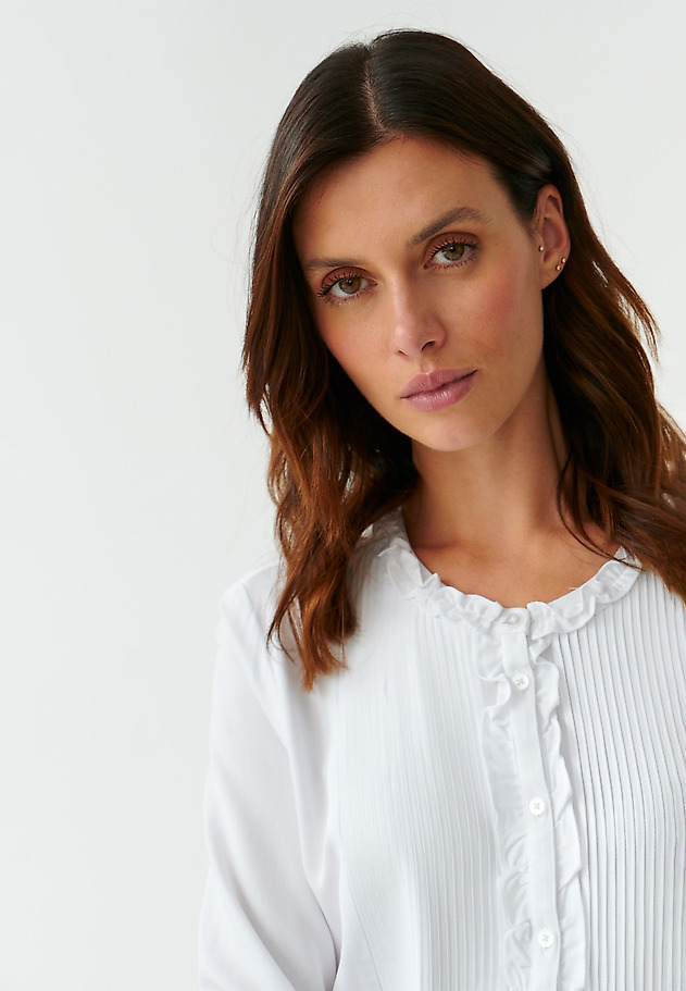 DECORATIVE LADIES’ SHIRT WITH A STAND-UP COLLAR KORO DECORATIVE LADIES’ SHIRT WITH A STAND-UP COLLAR KORO BIAŁY 1