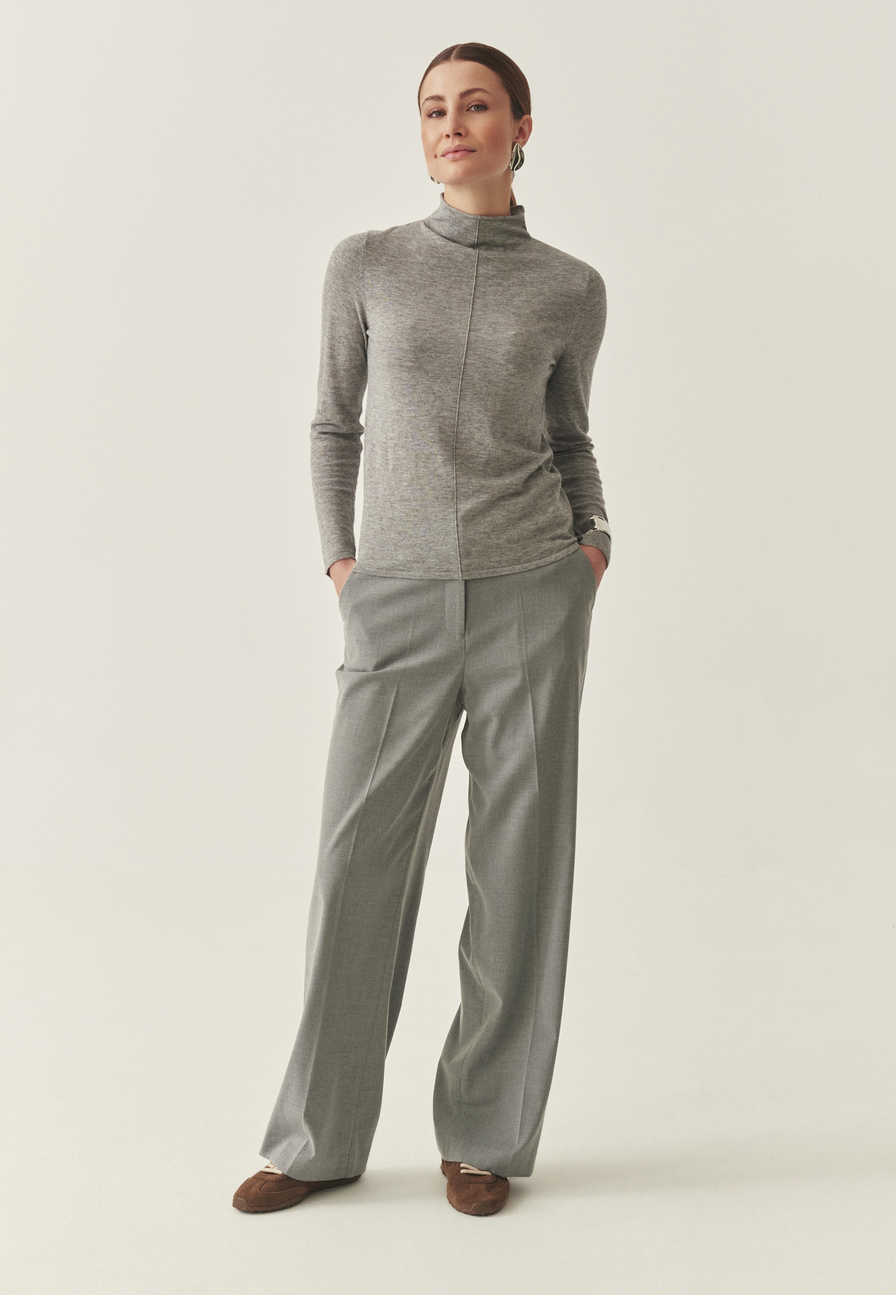 MIĘKKI SWETER Z WEŁNĄ - DONNA SZARY 2