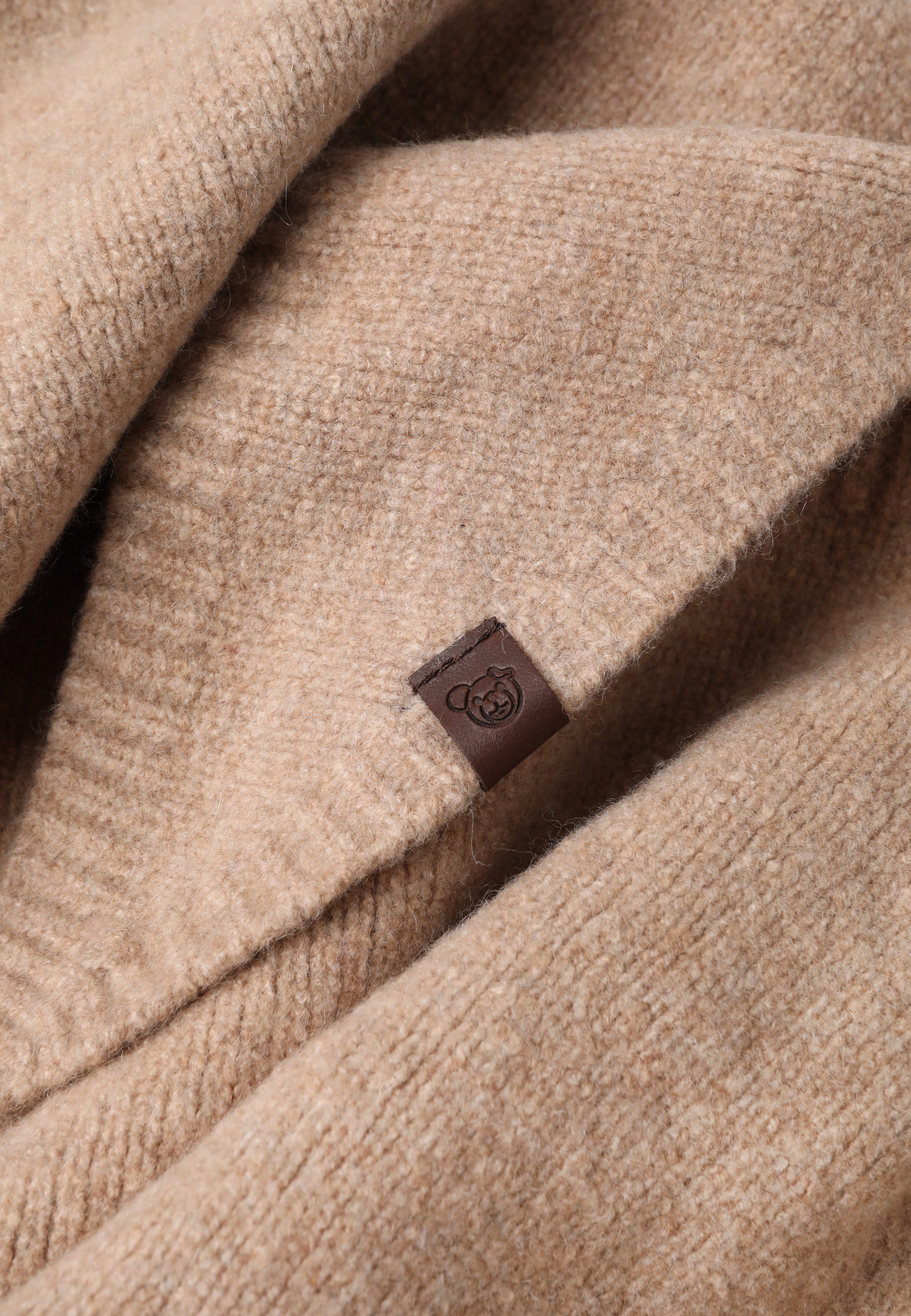 TRÓJKĄTNY SZALIK Z DOMIESZKĄ WEŁNY - SNUGA BEŻOWY 2