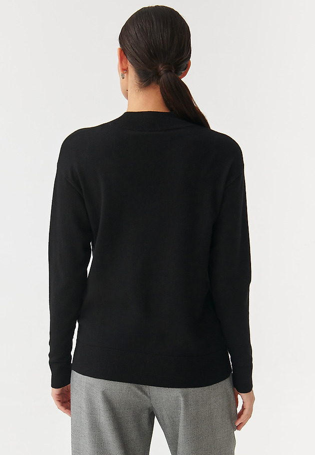 UNIVERSAL LADIES’ SWEATER WITH A HALF-TURTLENECK NAWIKO 1 UNIVERSAL LADIES’ SWEATER WITH A HALF-TURTLENECK NAWIKO 1 BLACK 4
