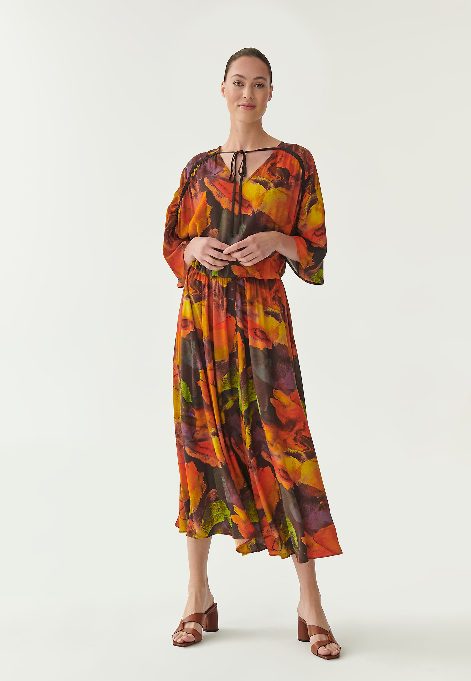 DÁMSKÉ MIDI ŠATY S VÁZÁNÍM PEZANI DÁMSKÉ MIDI ŠATY S VÁZÁNÍM PEZANI VÍCEBAREVNÝ 81060