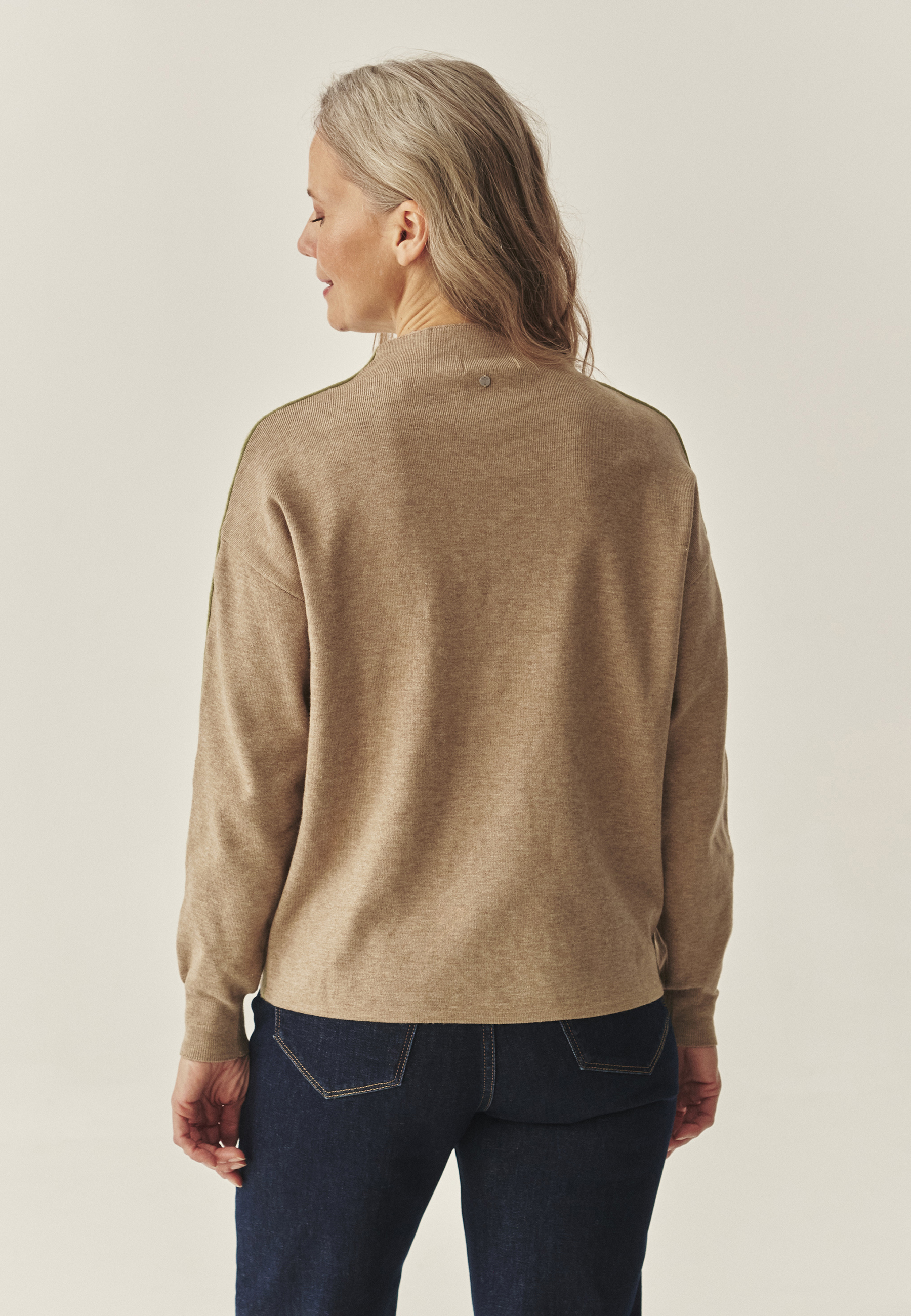 PULOVER DE DAMĂ CU DECOLTEU TIP BĂRCUȚĂ ȘI TIV DECORATIV - CORALINE BEJ 2