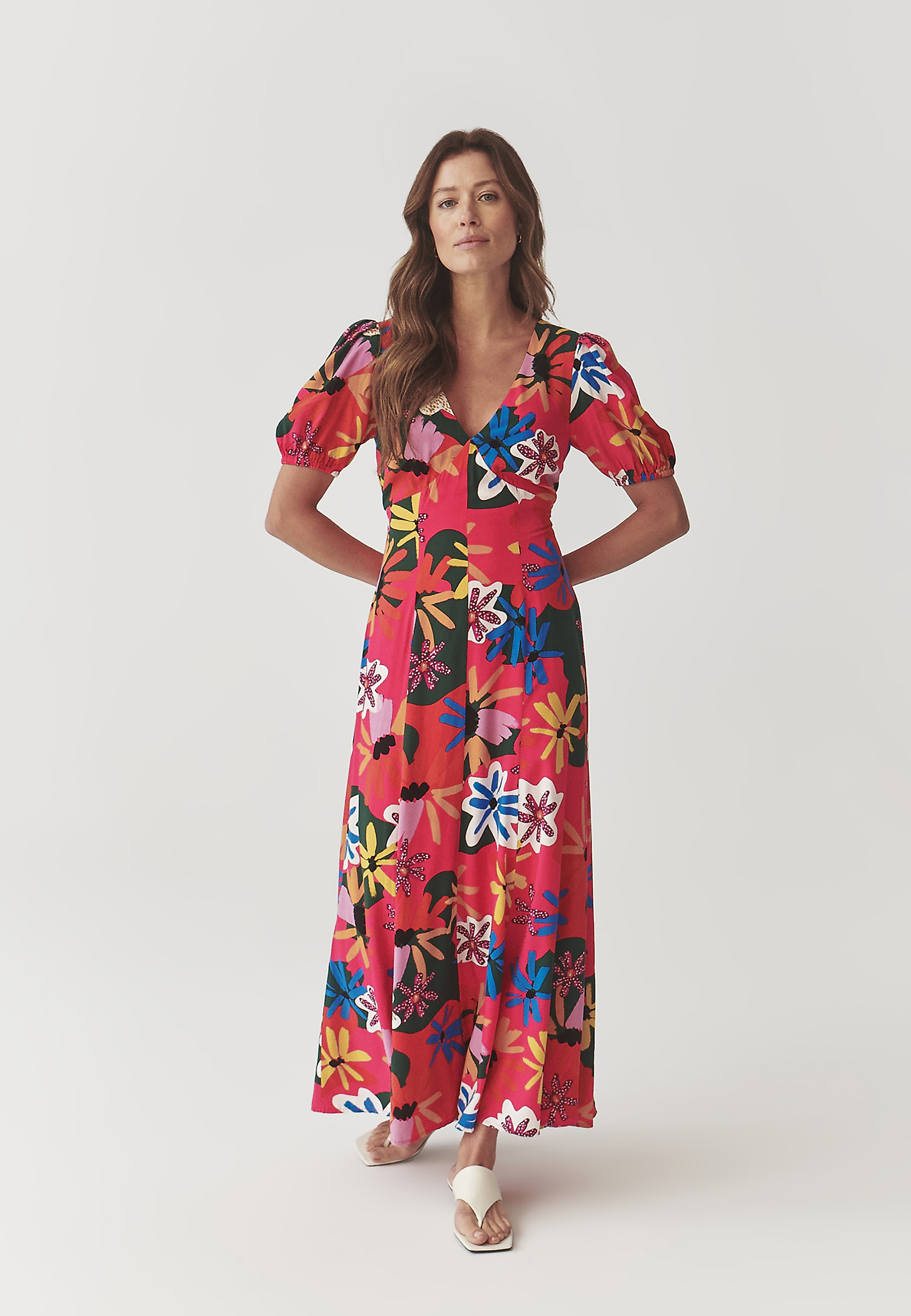 DLHÉ KVETINOVÉ VISKÓZOVÉ ŠATY S KRÁTKYM RUKÁVOM – LANAMIA DLHÉ KVETINOVÉ VISKÓZOVÉ ŠATY S KRÁTKYM RUKÁVOM – LANAMIA VIACFAREBNÝ 98124