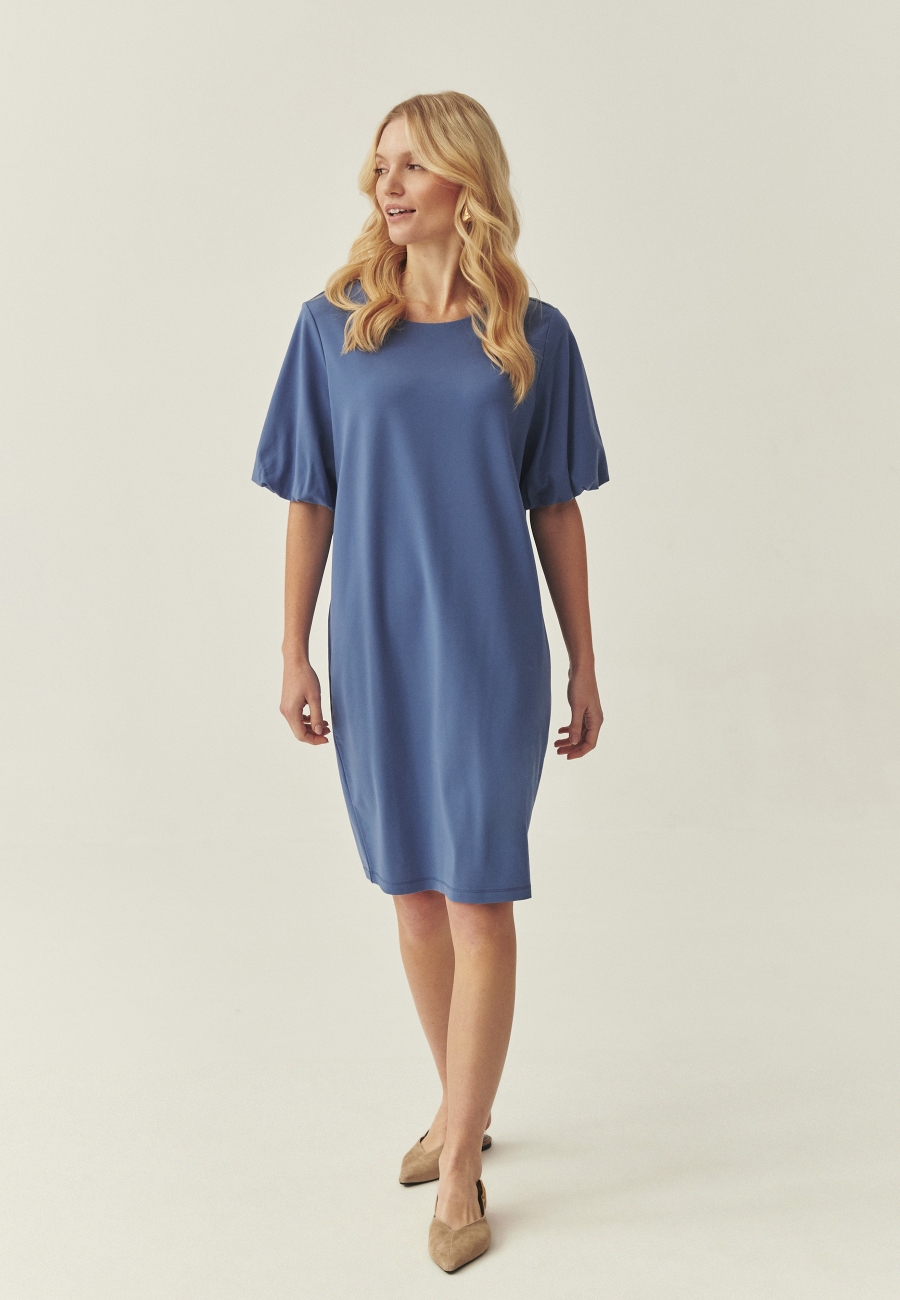 DZIANINOWA SUKIENKA Z BUFIASTYM RĘKAWEM - TAWA NIEBIESKI 2