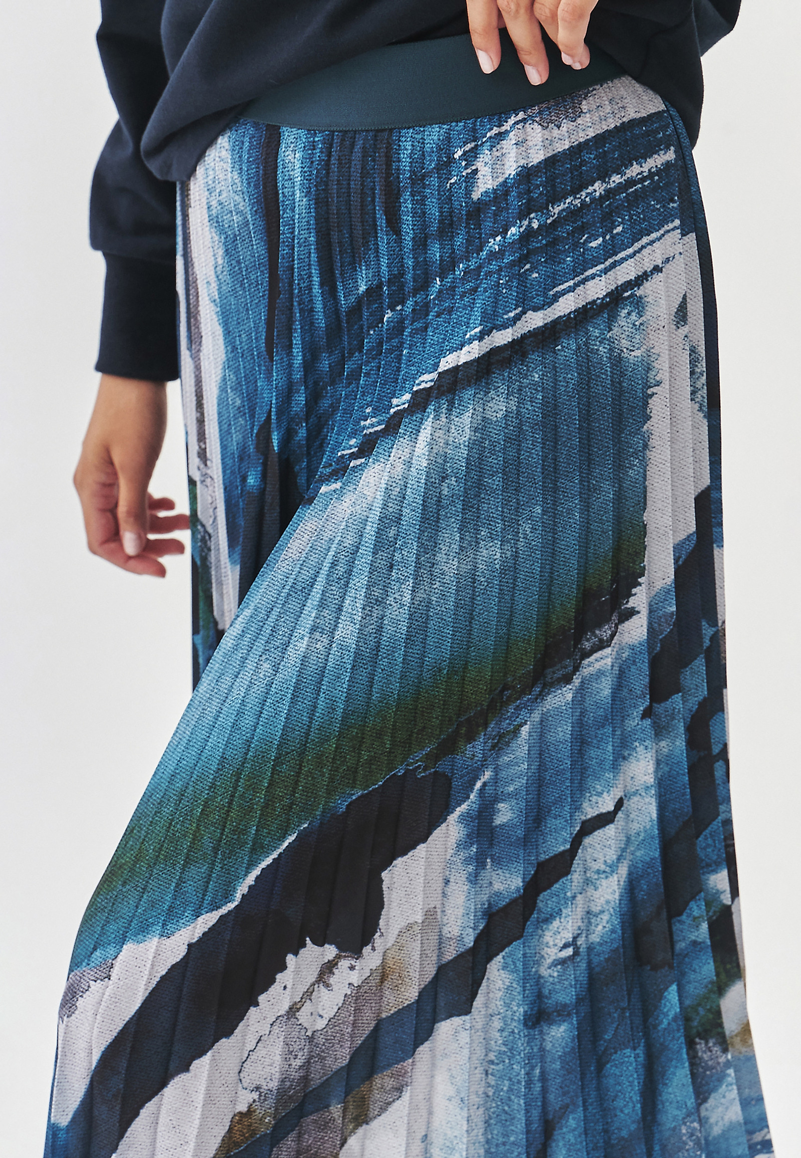 TKANINOWA PLISOWANA SPÓDNICA Z ABSTRAKCYJNYM PRINTEM - RIDIO 1 TKANINOWA PLISOWANA SPÓDNICA Z ABSTRAKCYJNYM PRINTEM - RIDIO 1 MULTIKOLOR 101139