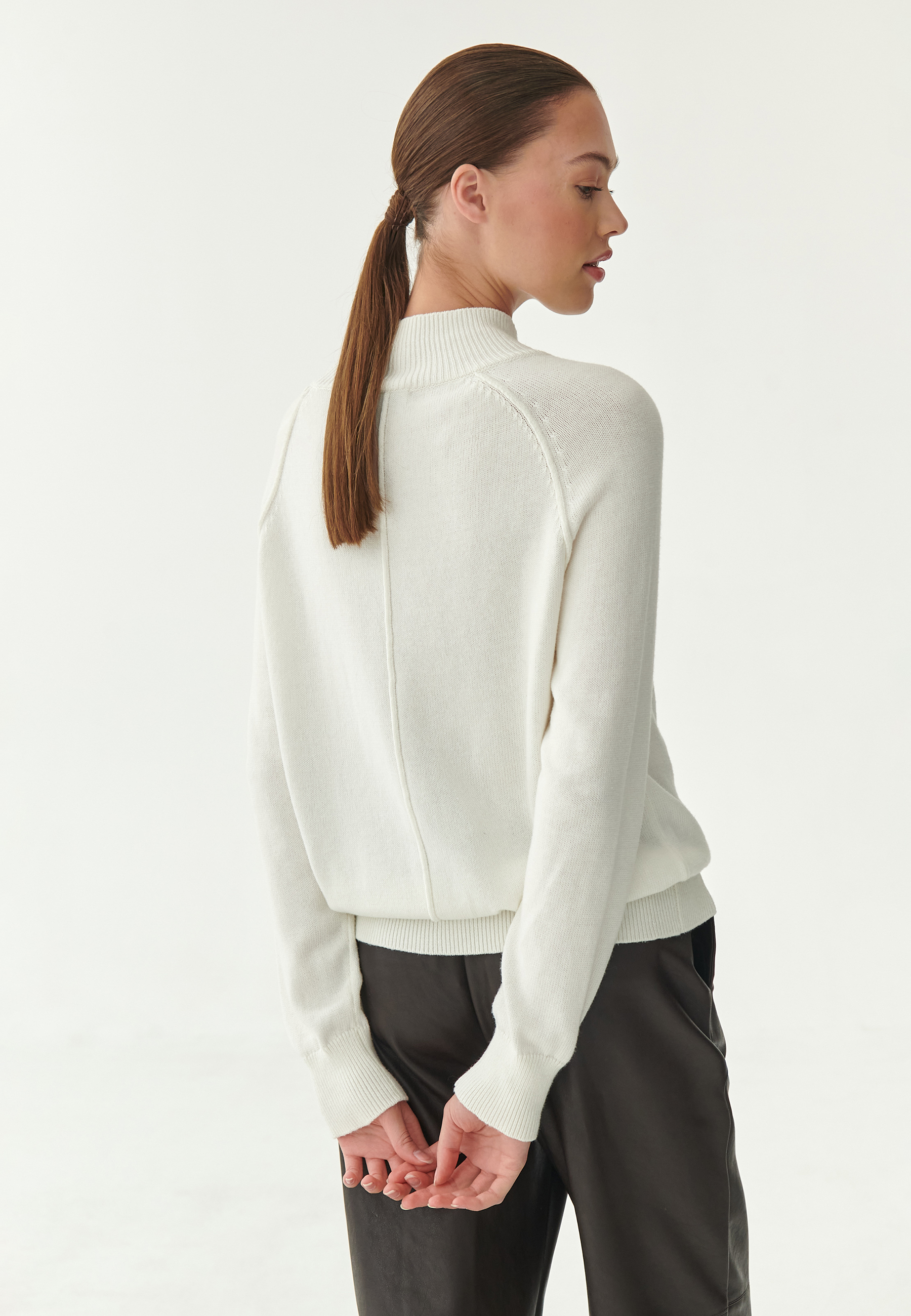 PULOVER DE DAMĂ PE GÂT ARMEA