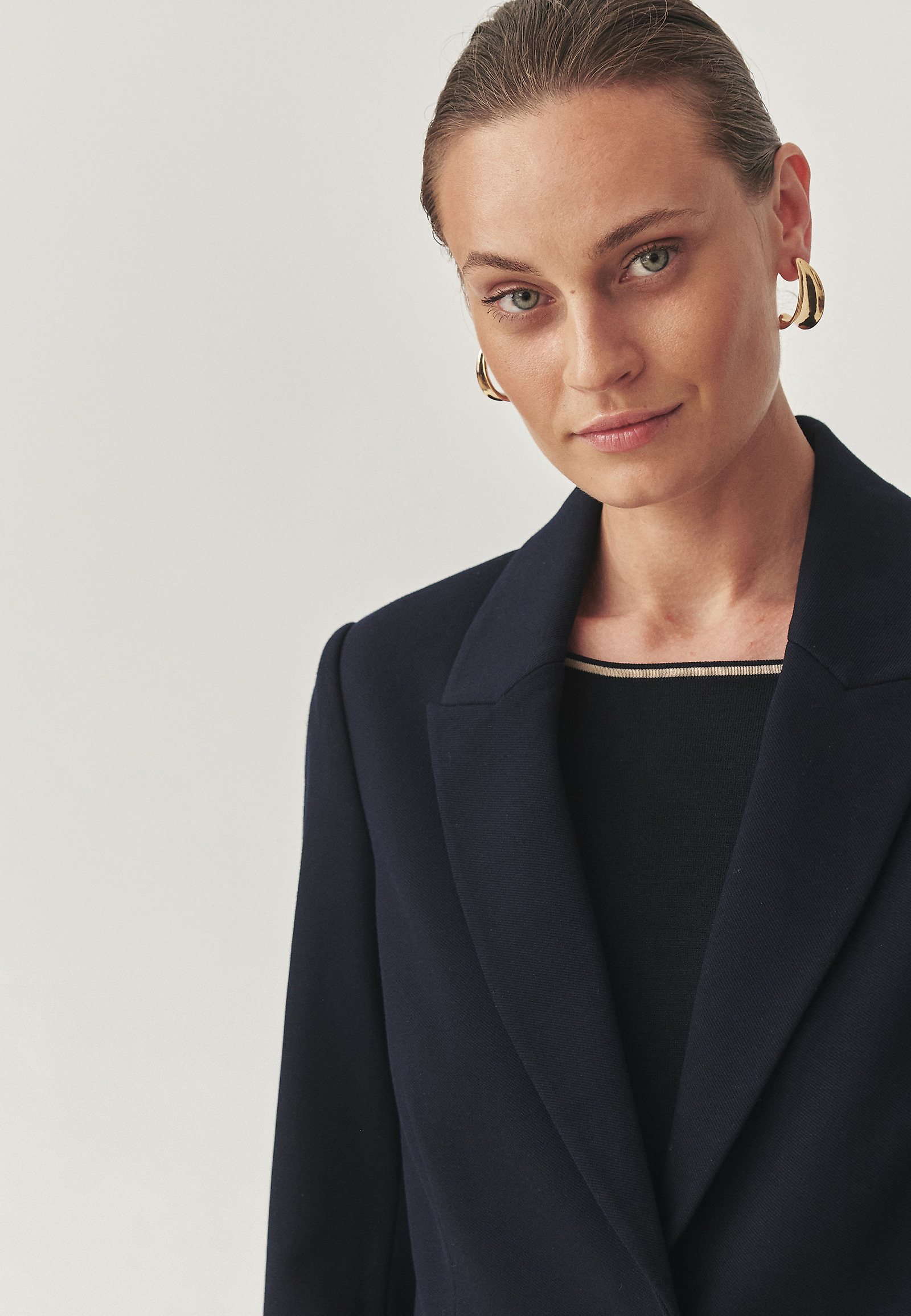 VLNĚNÝ BLAZER S KNOFLÍKOVÝM ZÁVĚSEM - SERMA VLNĚNÝ BLAZER S KNOFLÍKOVÝM ZÁVĚSEM - SERMA TMAVĚ MODRÁ 114733