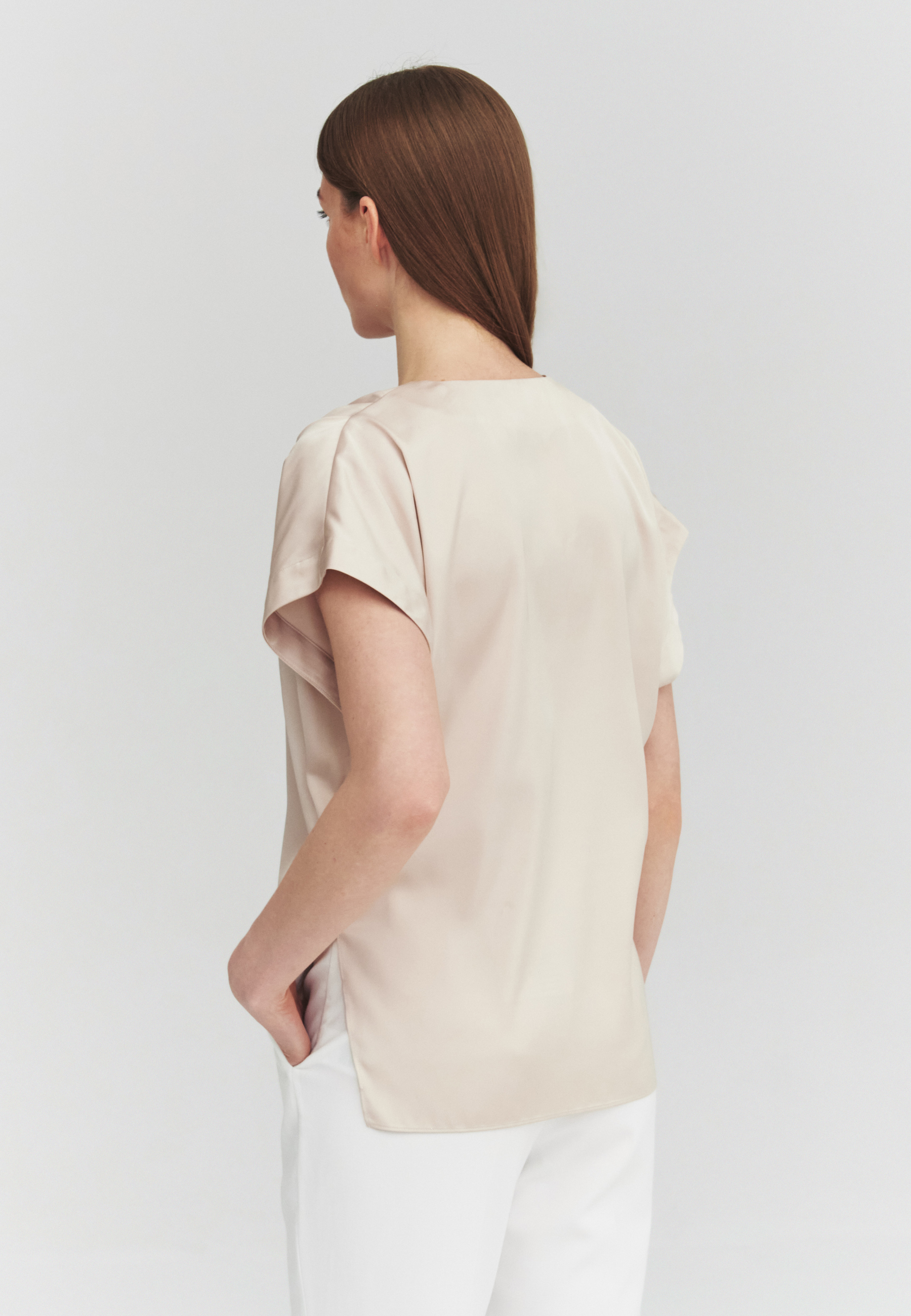 SATÉNOVÁ HALENKA S KRÁTKÝMI RUKÁVY – NARIE bezowy 2