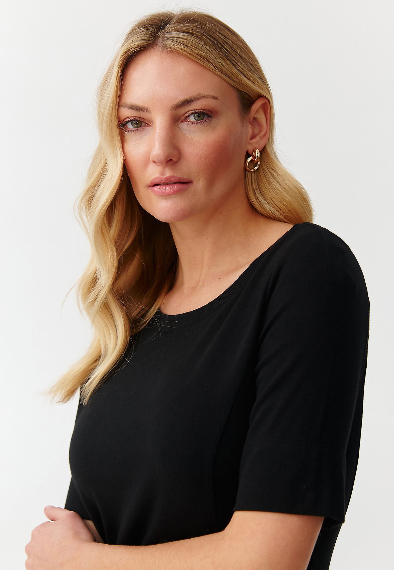 ÚPLETOVÉ MIDI ŠATY S LODIČKOVÝM VÝSTŘIHEM - MANTI ÚPLETOVÉ MIDI ŠATY S LODIČKOVÝM VÝSTŘIHEM - MANTI ČERNÁ 95104