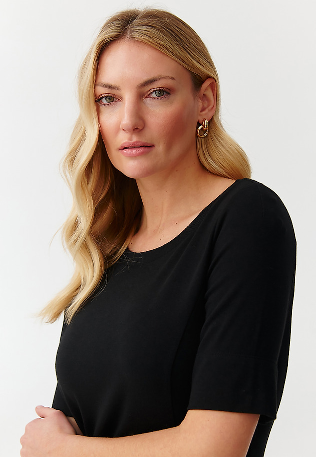 ÚPLETOVÉ MIDI ŠATY S LODIČKOVÝM VÝSTŘIHEM - MANTI ÚPLETOVÉ MIDI ŠATY S LODIČKOVÝM VÝSTŘIHEM - MANTI ČERNÁ 5