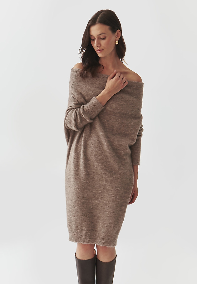 LADIES' DRESS IN YARN WITH A ‘WATER’ NECKLINE — AWATI LADIES' DRESS IN YARN WITH A ‘WATER’ NECKLINE — AWATI BEŻOWY 1