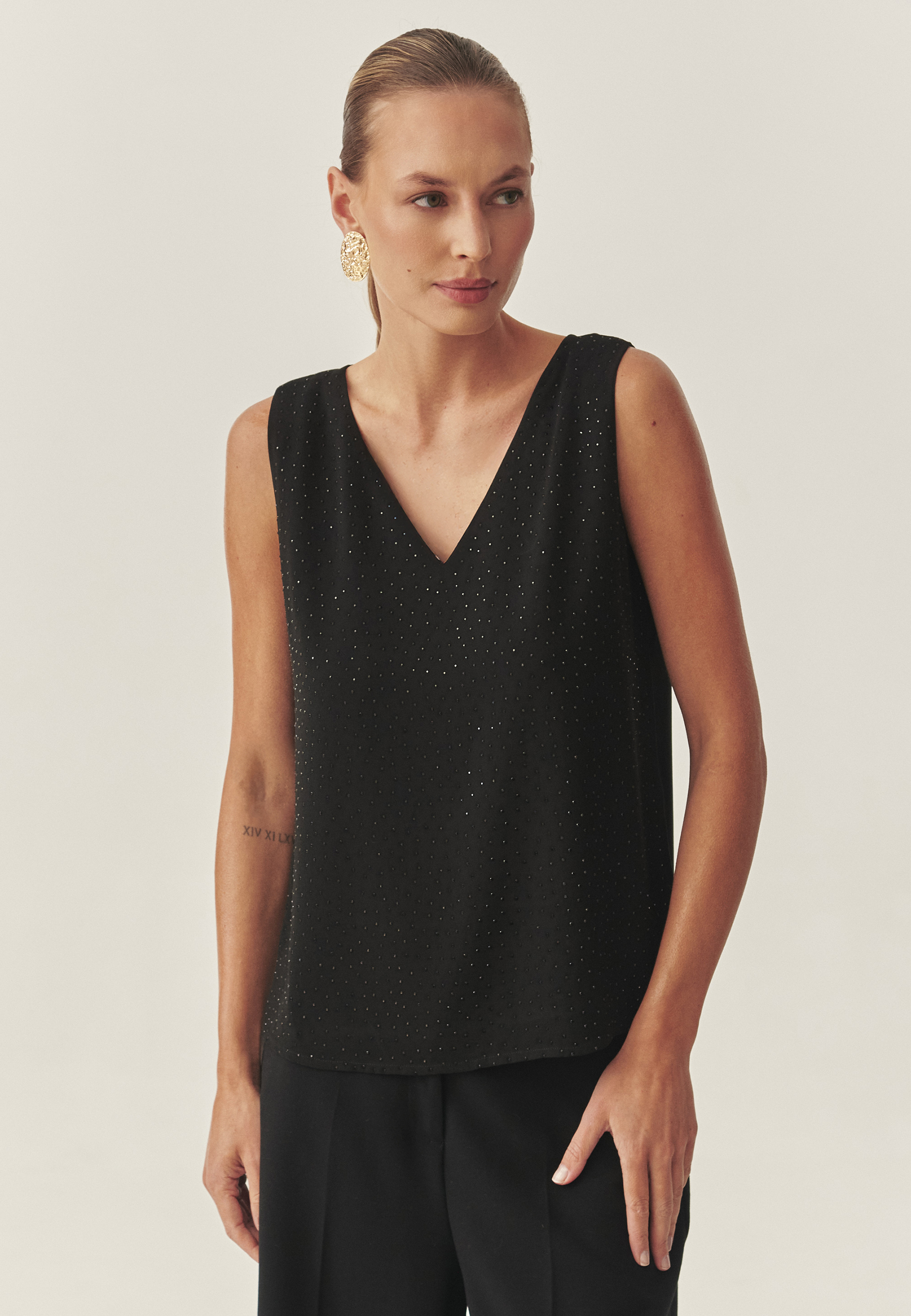 TKANINOWA BLUZKA DAMSKA Z CEKINAMI — SERKONI CZARNY 2