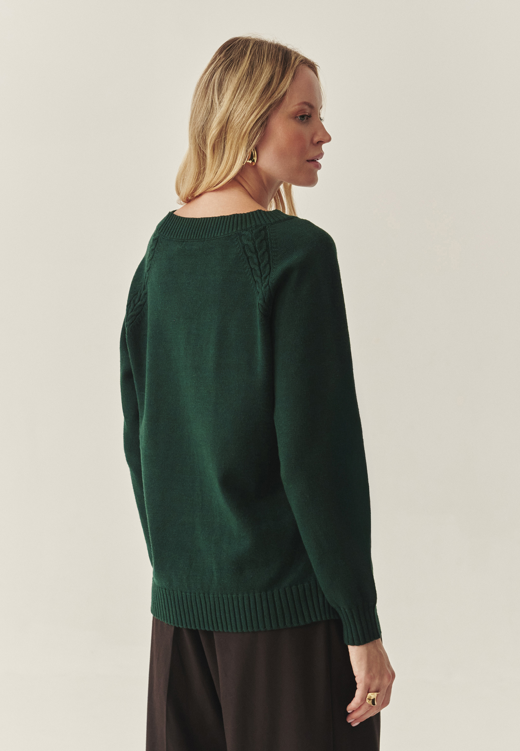 PULOVER DE DAMĂ, CU MODEL ÎN RELIEF ȘI DECOLTEU ÎN FORMA LITEREI „V” — JAYLIN 1 VERDE 2