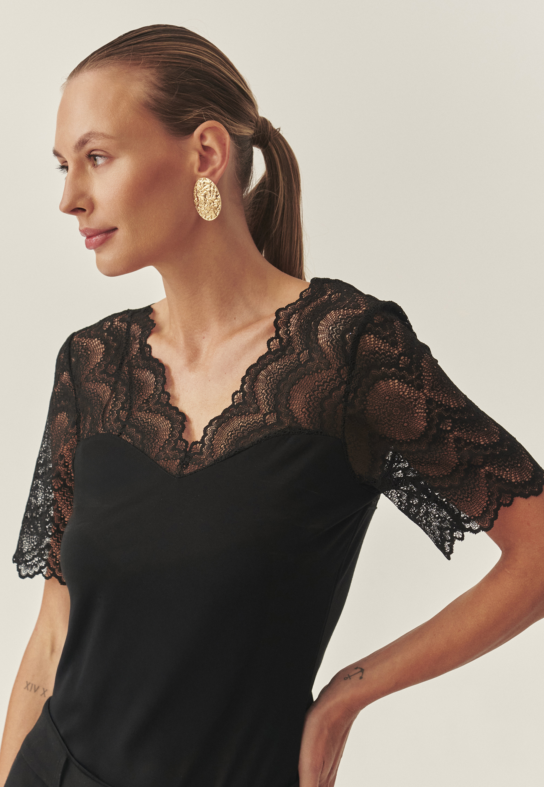 BLUZĂ DE DAMĂ, TRICOTATĂ, CU DECOLTEU DANTELAT — LACEY NEGRU 2