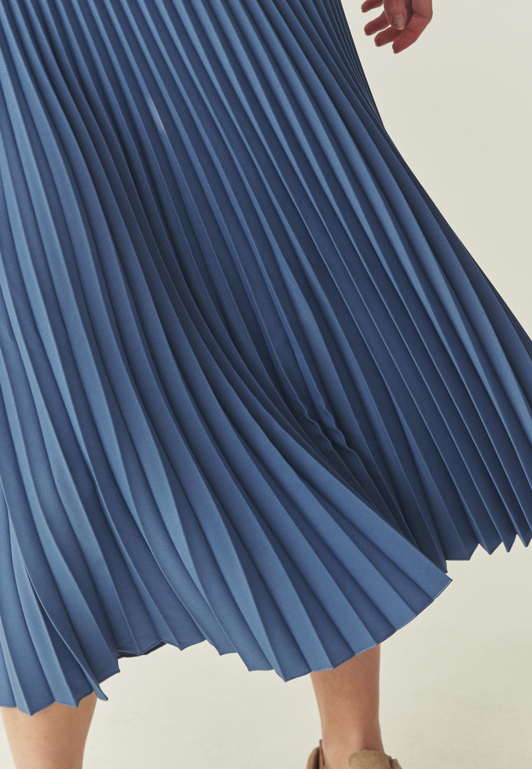 PLISOWANA SPÓDNICA MIDI - BARI NIEBIESKI 2