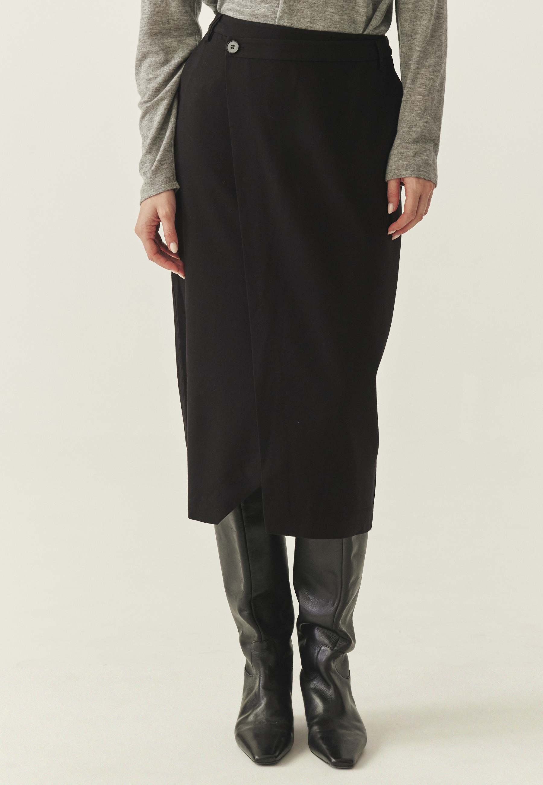 KOSTÝMOVÉ ŠATY POD KOLENÁ - MERKE ČIERNA 2