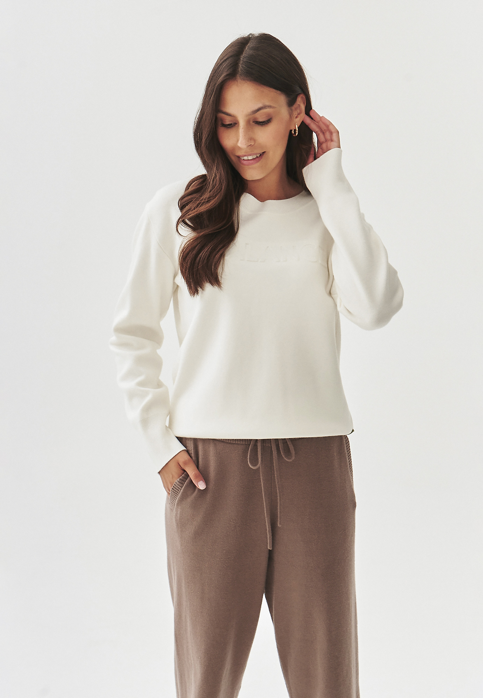 LADIES' SWEATER WITH A ROUND NECKLINE - BALAMI LADIES' SWEATER WITH A ROUND NECKLINE - BALAMI ECRU 100933