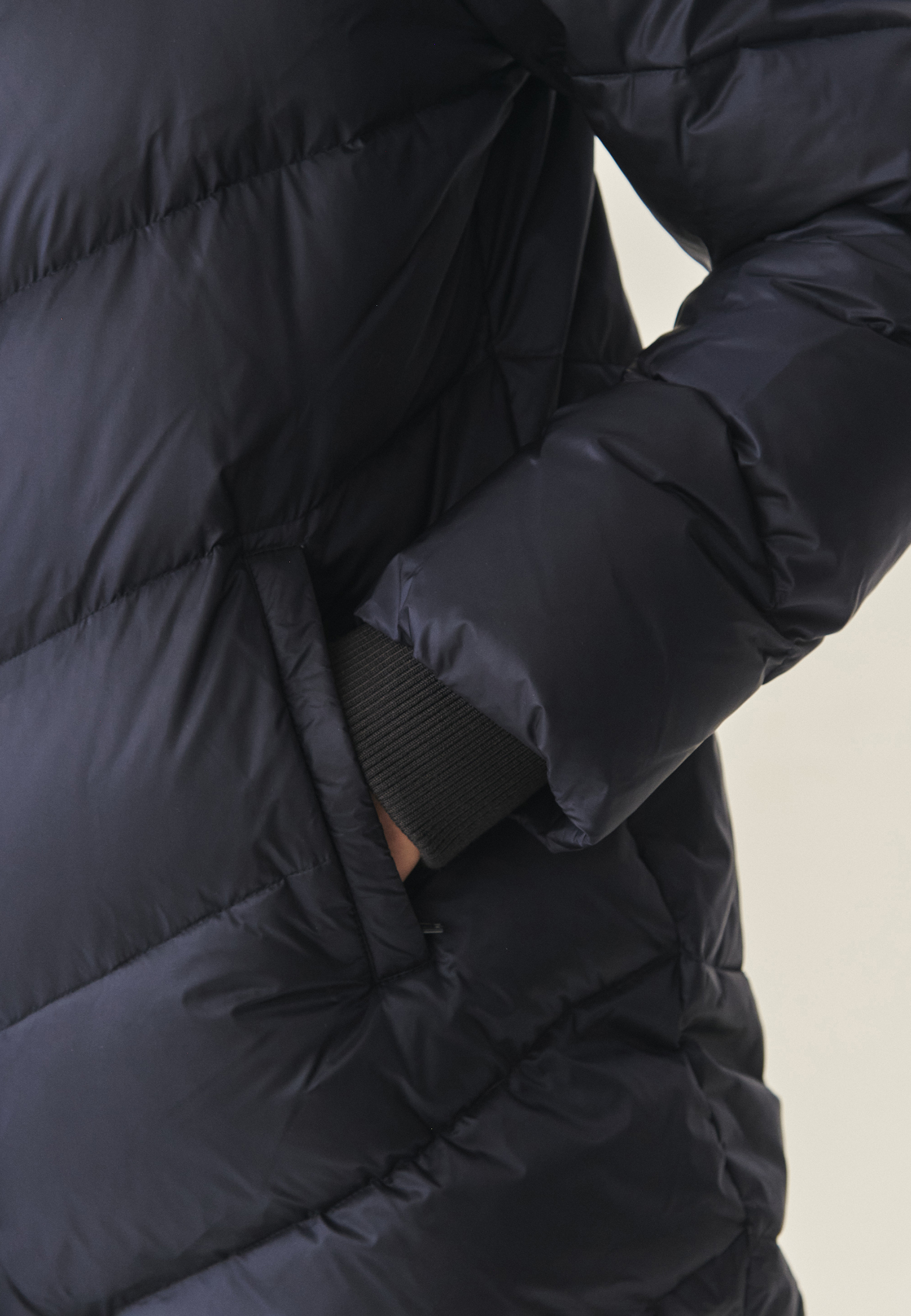 PÉŘOVÁ BUNDA S KAPUCÍ – DAGAMARI TMAVĚ MODRÁ 2