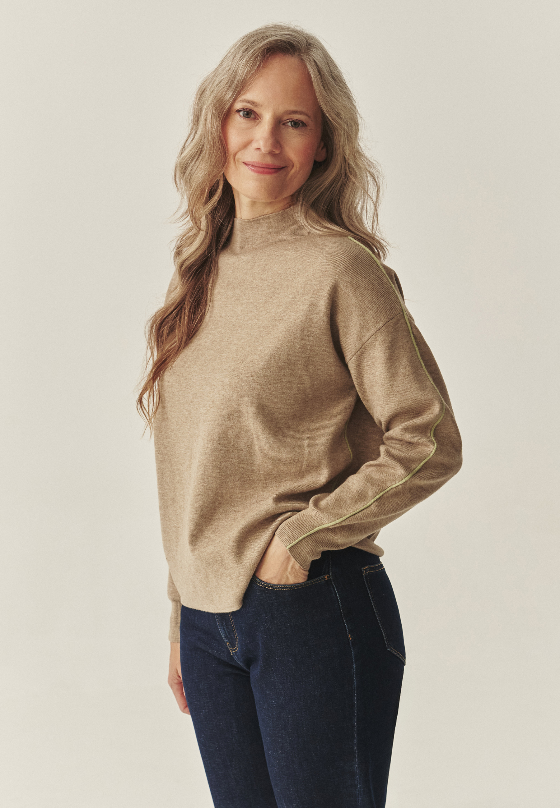 PULOVER DE DAMĂ CU DECOLTEU TIP BĂRCUȚĂ ȘI TIV DECORATIV - CORALINE BEJ 2