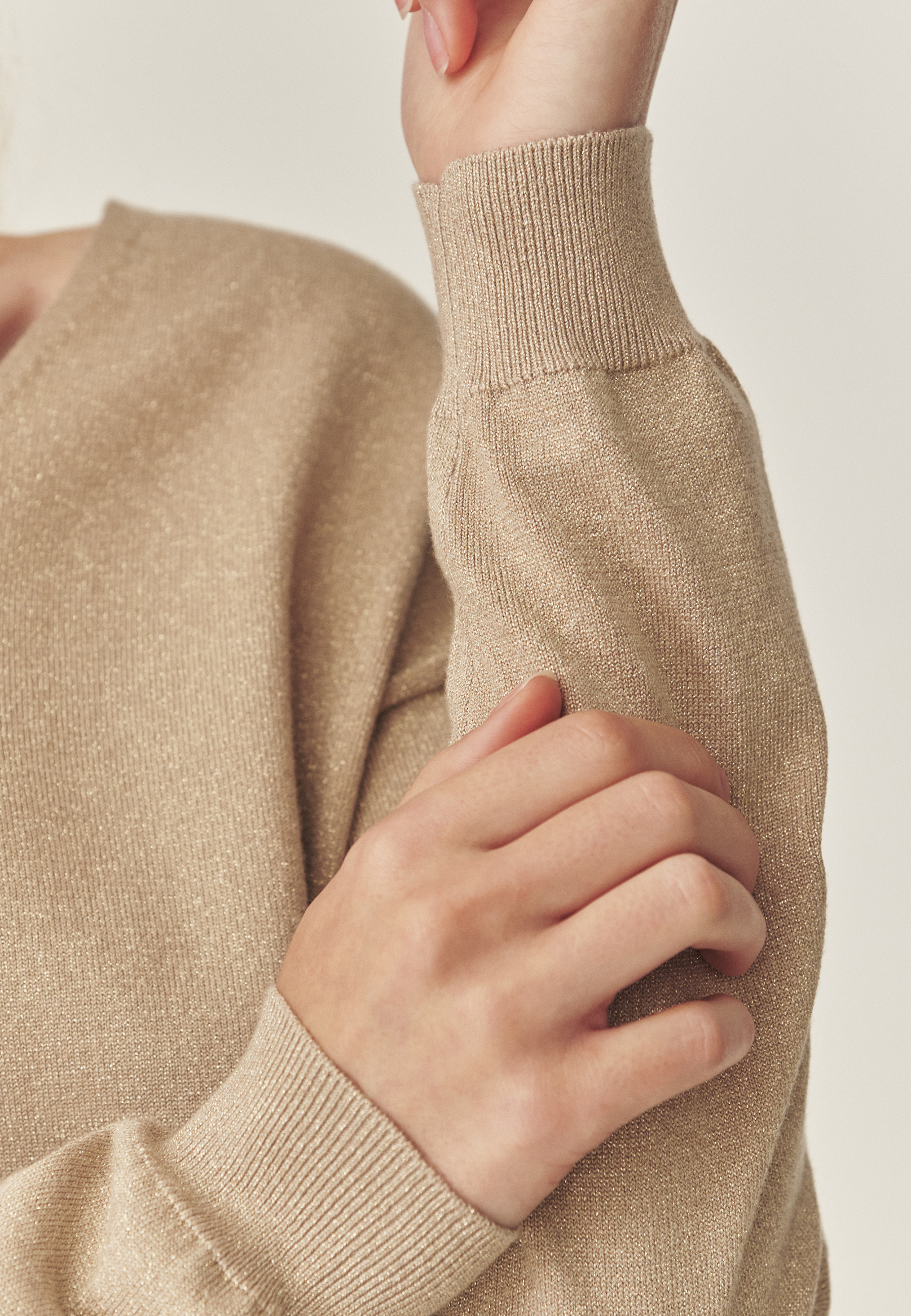 PULOVER CLASIC DE DAMĂ, CU DECOLTEU ÎN FORMA LITEREI „V” ȘI FIR LUCIOS — FLARE 1 GALBEN 2