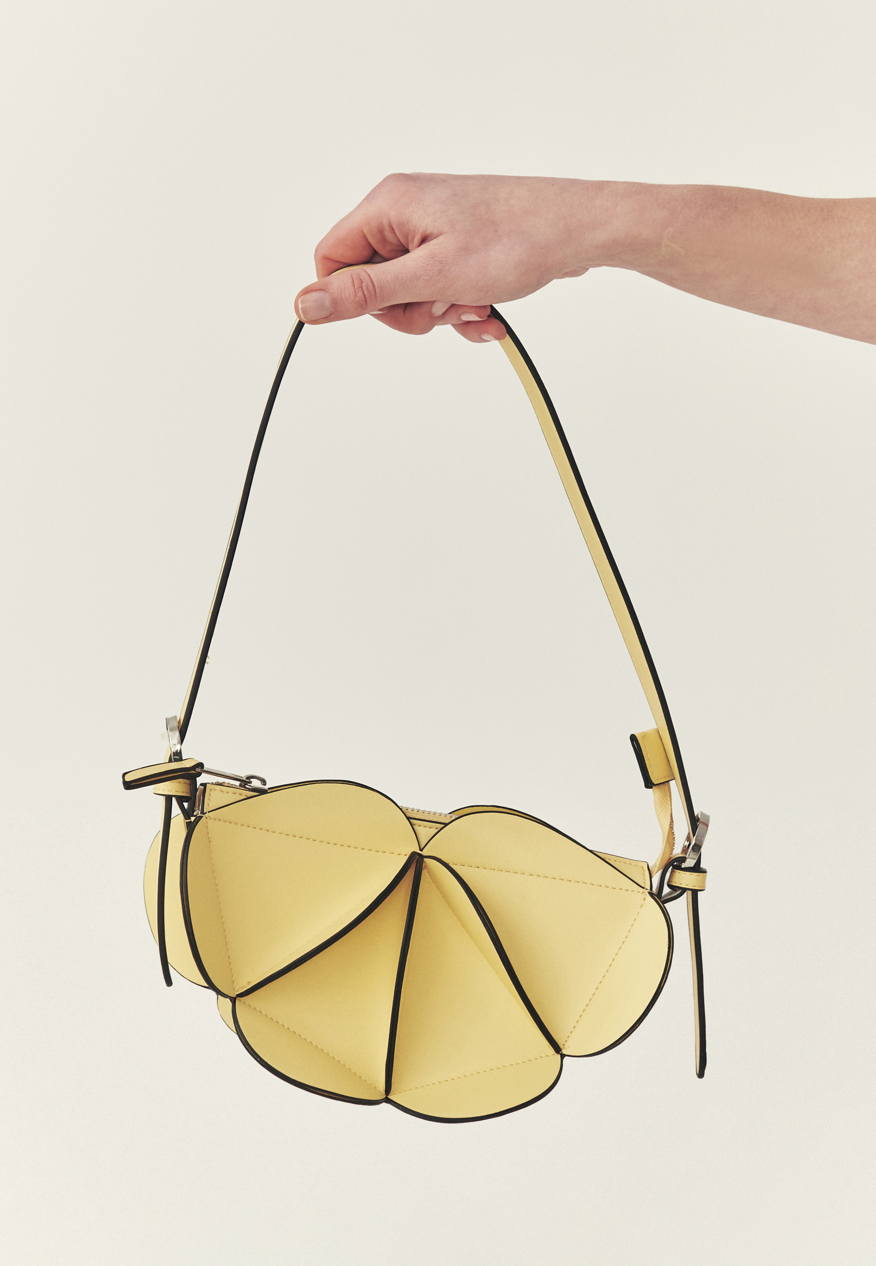 KOMPAKTNÍ DÁMSKÁ KABELKA – SARIWO ŽLUTÁ 2