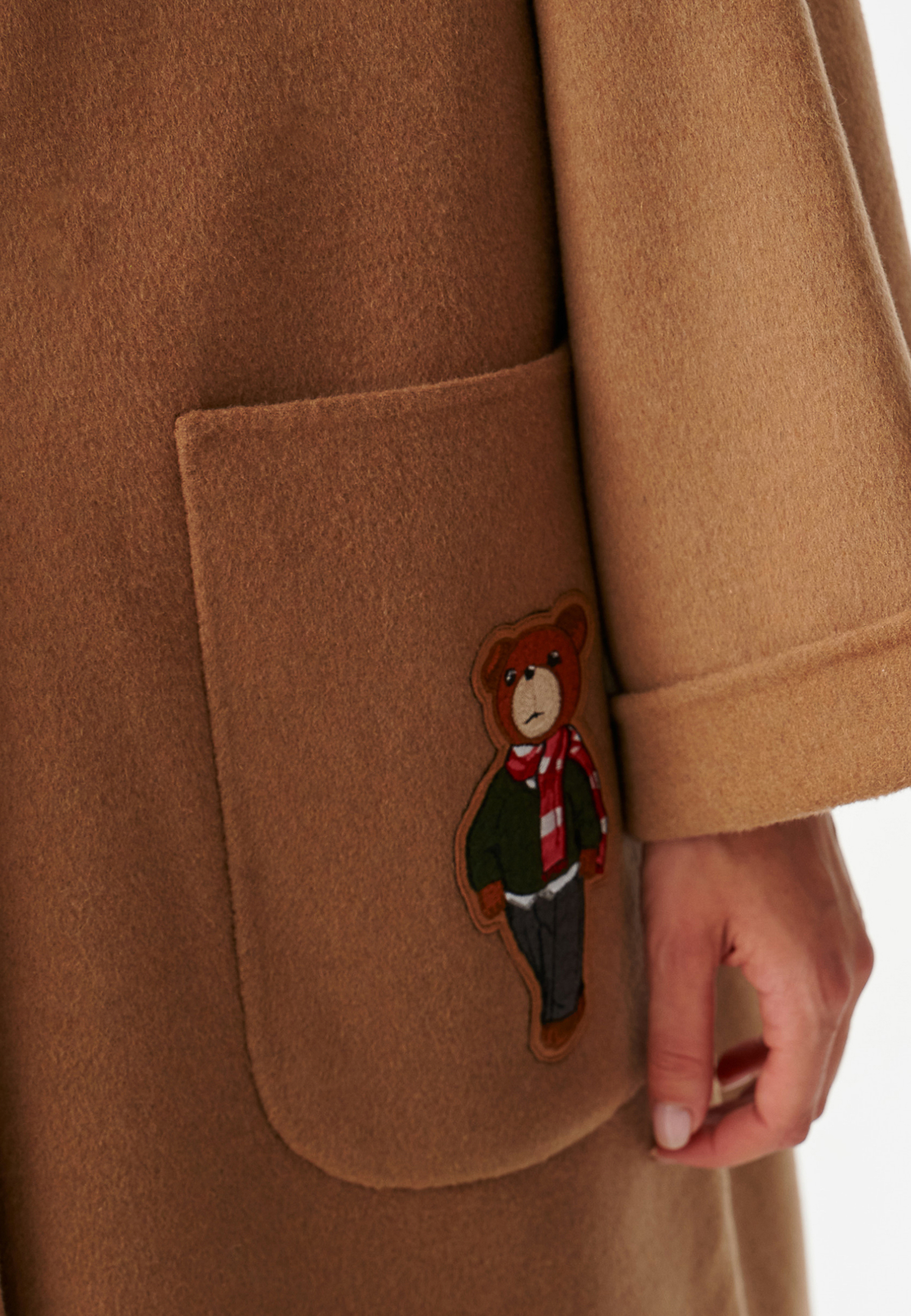 OVERSIZOWY PŁASZCZ DAMSKI Z NASZYWKAMI Z MISIEM USZATKIEM MISIOLANTA