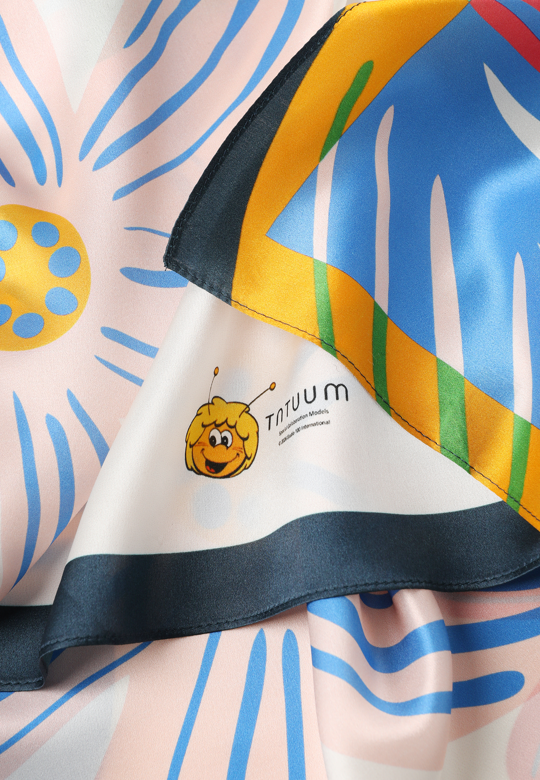 HEDVÁBNÝ ŠÁTEK S ORIGINÁLNÍM VZOREM – NIKAVI