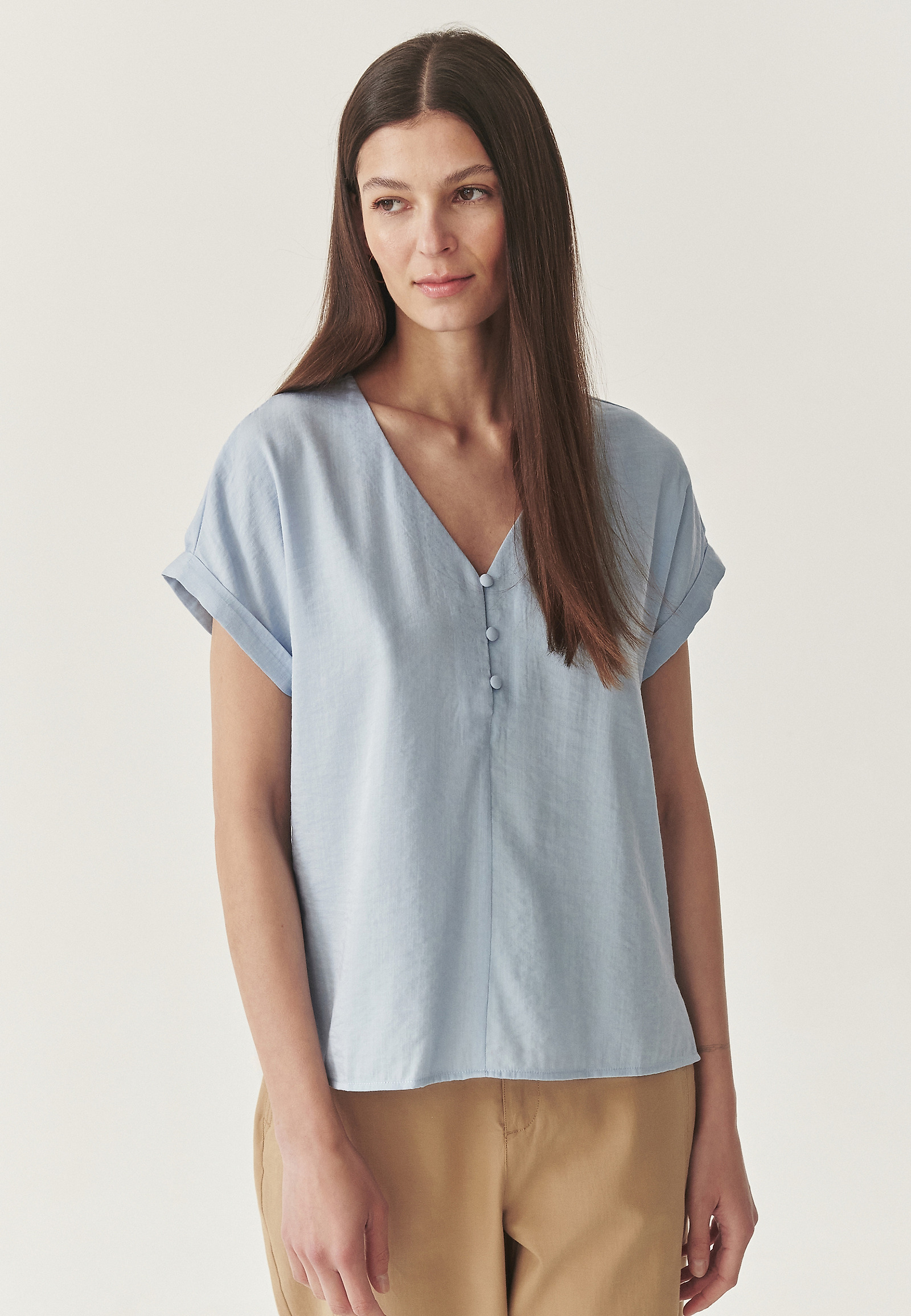 ELEGANTNA BLUZA Z OKRASNIM GUMBKI - MASALA 1 ELEGANTNA BLUZA Z OKRASNIM GUMBKI - MASALA 1 MODRA 112796