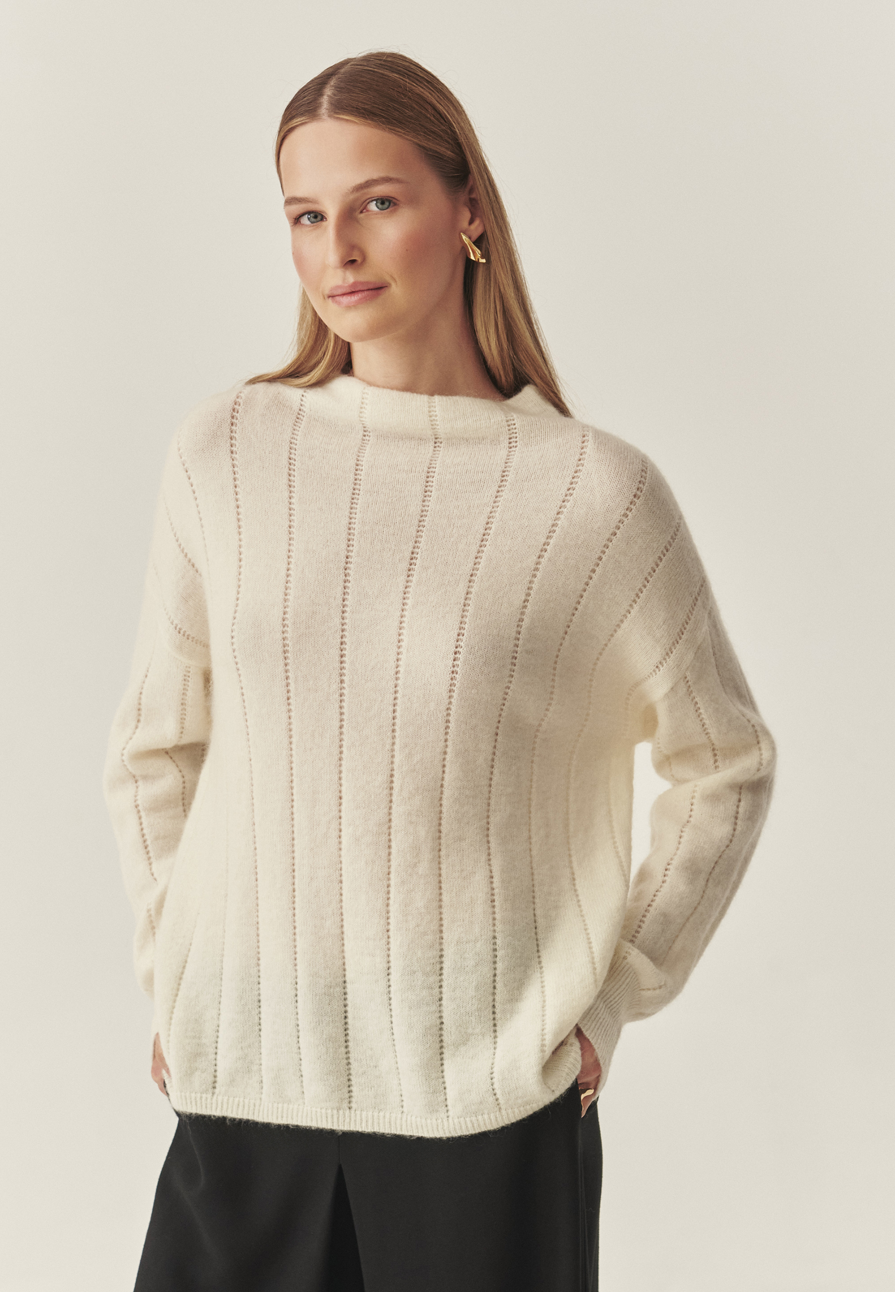 PULOVER DE DAMĂ OVERSIZE CU GULER ÎNALT — PEARL ECRU 2