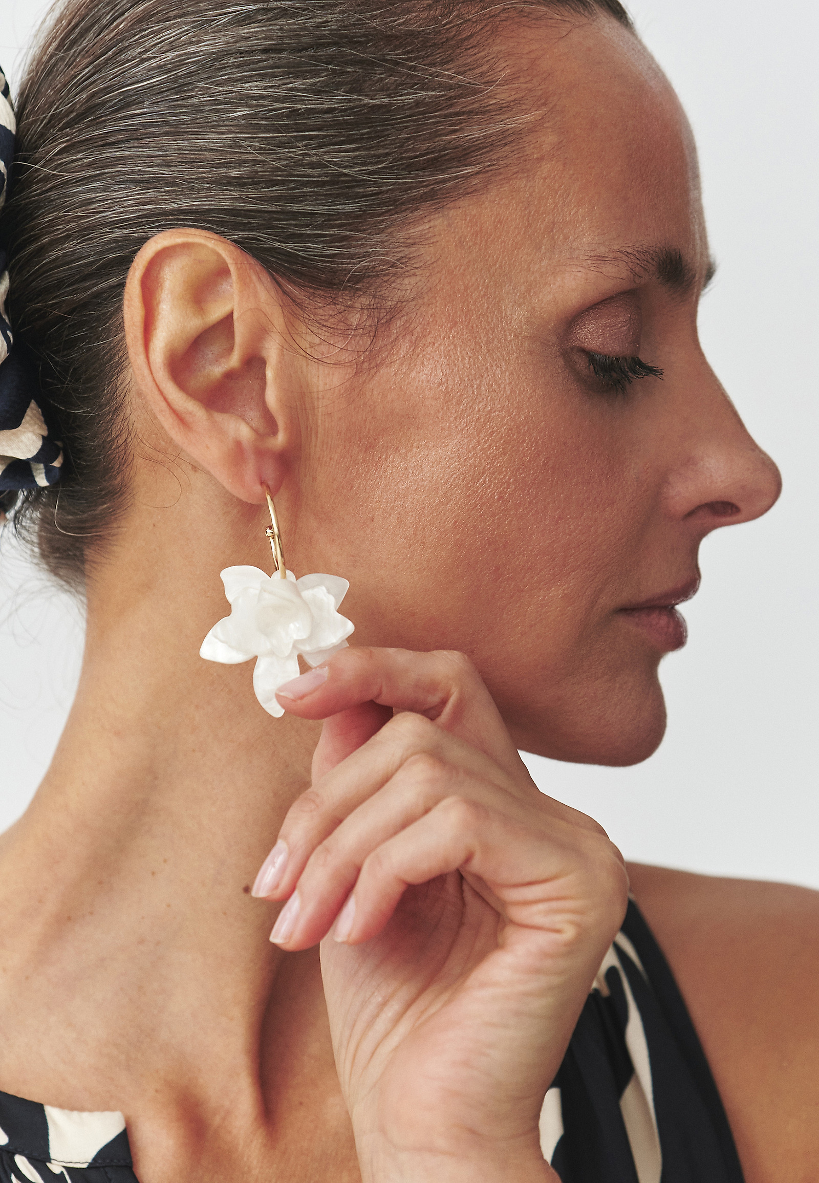 ELEGANT EARRINGS WITH A FLORAL MOTIF — GETTY ELEGANT EARRINGS WITH A FLORAL MOTIF — GETTY ECRU 108882