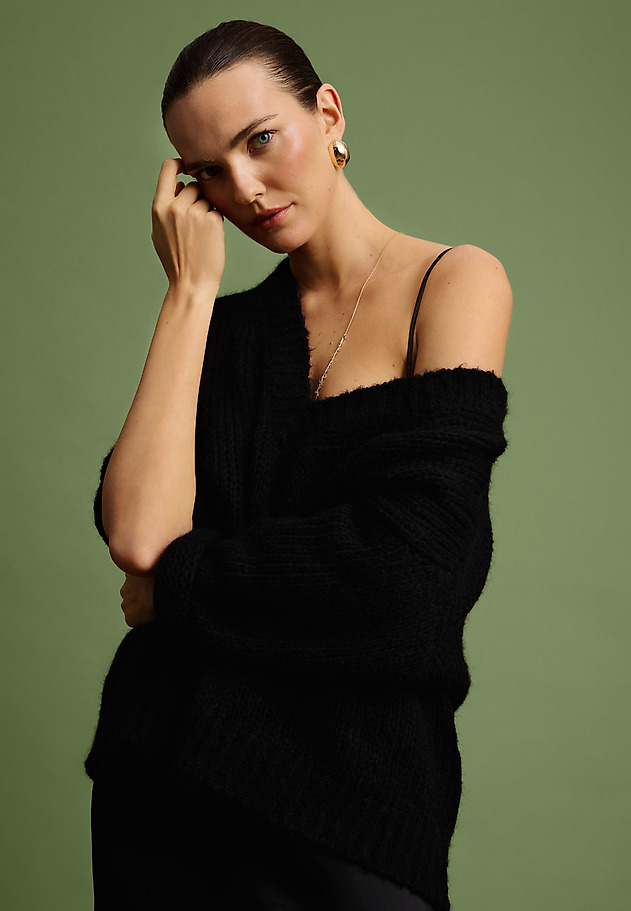 OVERSIZE SVETER S VLNOU A MOHÉROM – DAHLIA OVERSIZE SVETER S VLNOU A MOHÉROM – DAHLIA ČIERNA 1