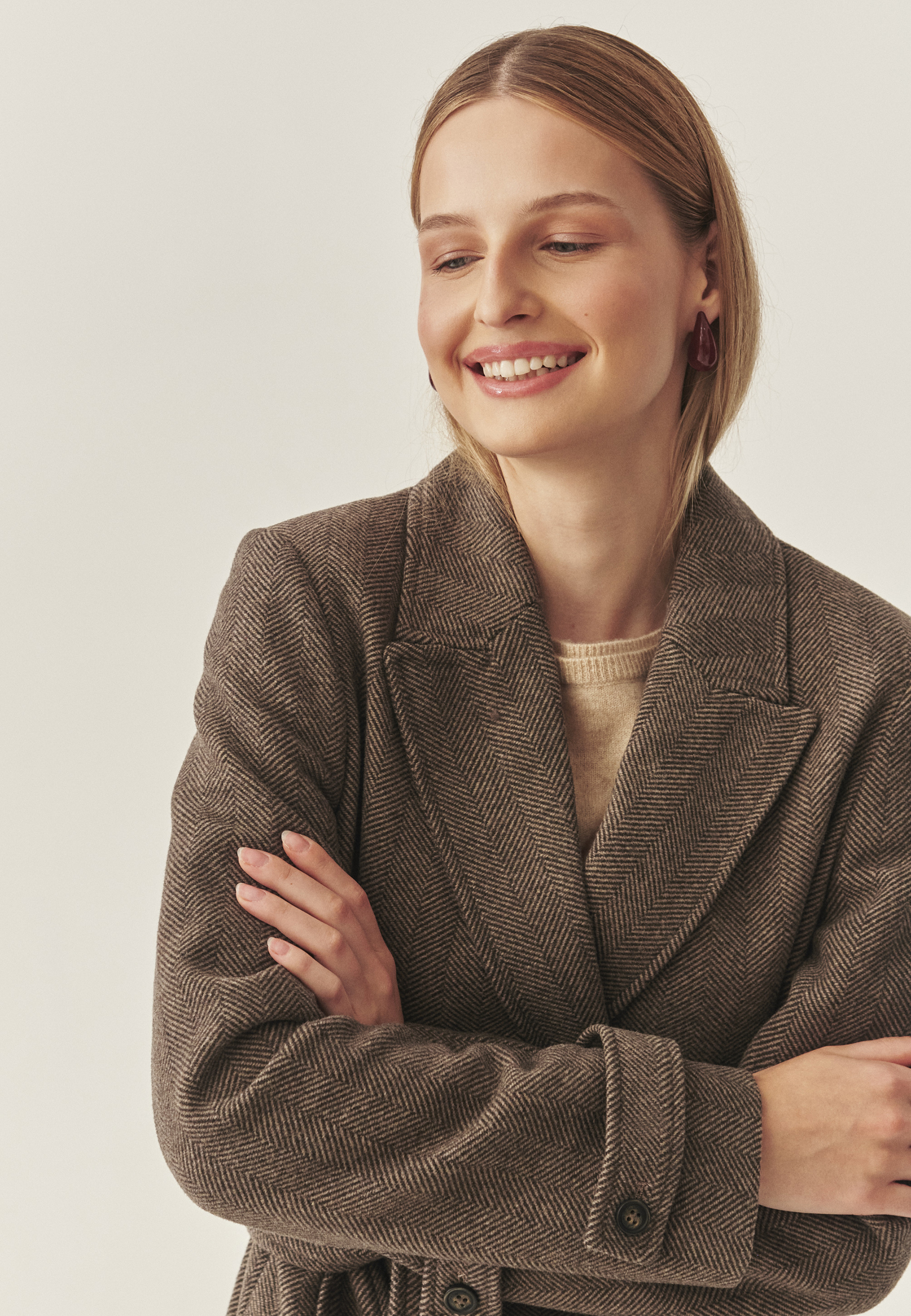 DVOJRADOVÝ DÁMSKY KABÁT TEXTILNÝ SO VZOROM RYBEJ KOSTI – TEA 1 BÉŽOVÁ 2