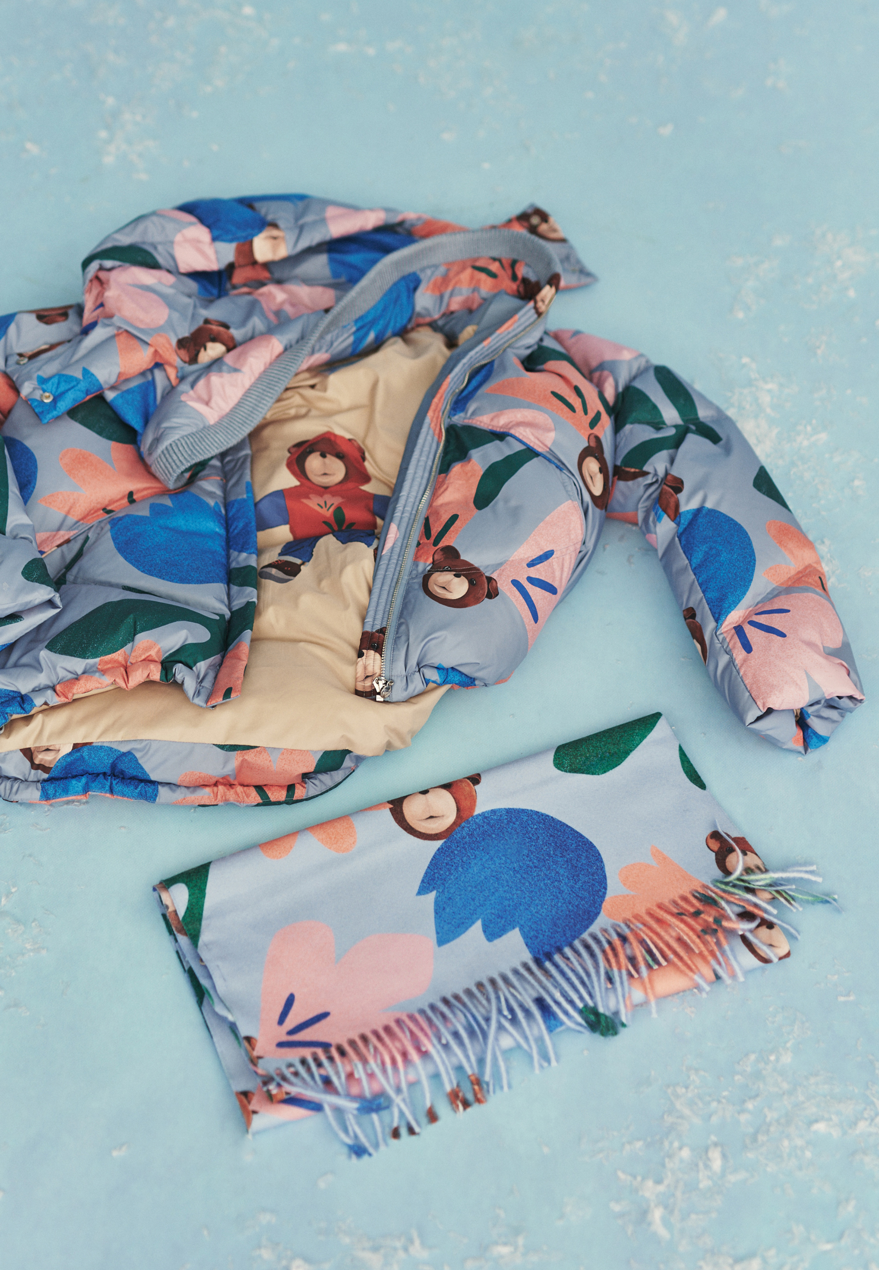 STYLOVÝ ŠÁTEK S MOTIVEM MEDVĚDA USZATEK - TINTA VÍCEBAREVNÝ 2